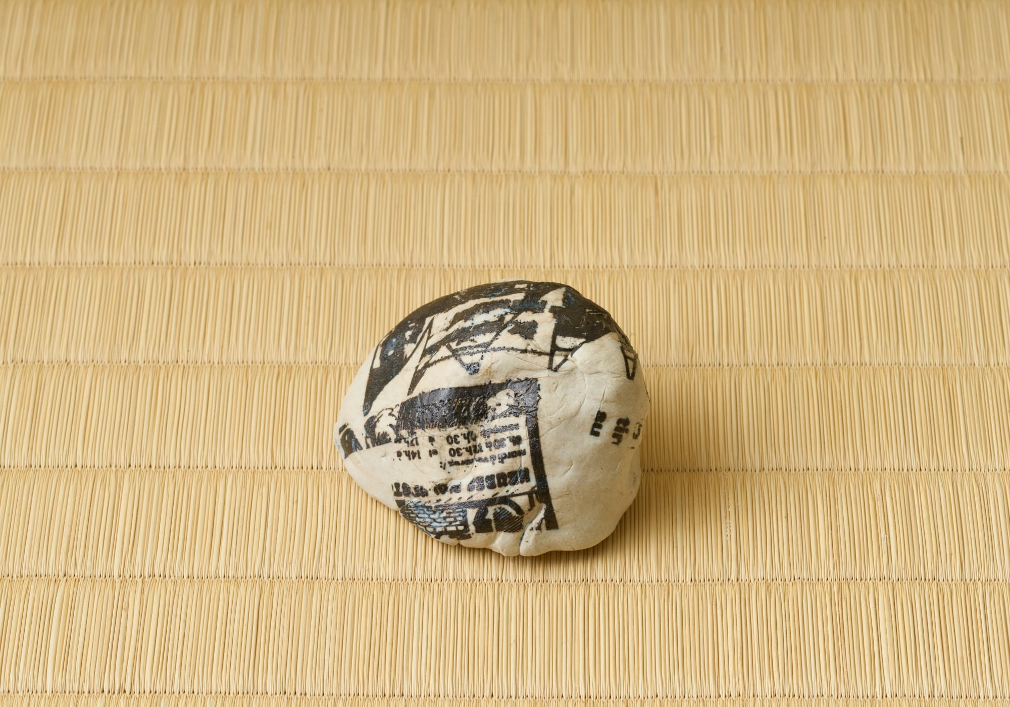 服部総一郎/ Soichiro Hattori 2024, 印刷したセラミック/ Silkscreen on Ceramic H5 × W8 × D7 cm