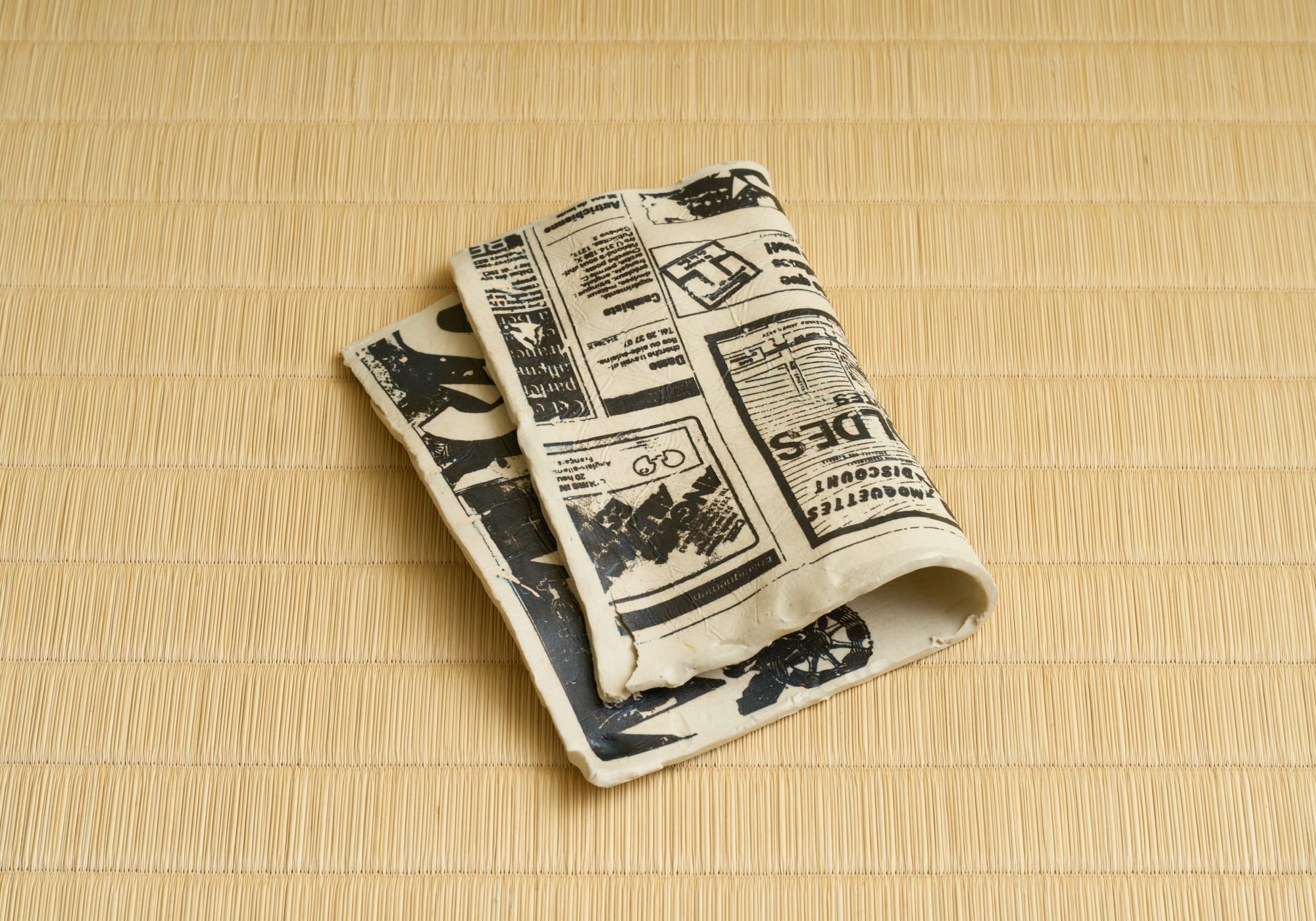 Louis Takahashi 2024, 印刷したセラミック/ Silkscreen on ceramic H4 × W21 × D15 cm