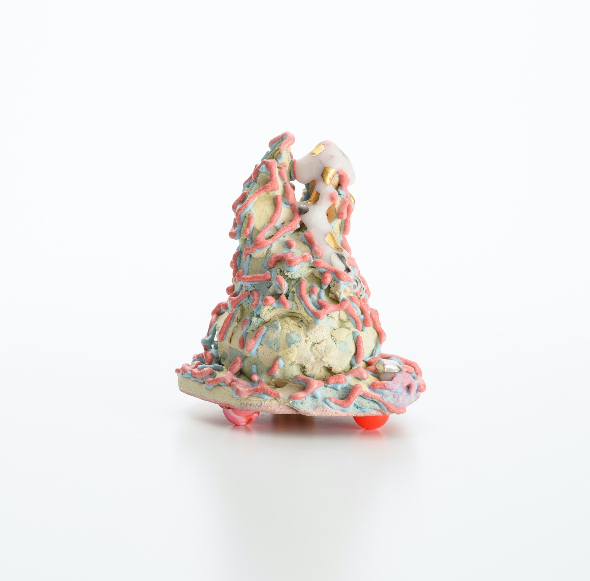 リラックスした小さなかたち203022/ Relaxed little form 203022 2022, 粘土、釉薬、金彩、銀彩(作品裏側:メディウ ム、アクリル絵具、スーパーボール)/ Ceramic clay, glaze, gold, silver, (Back side: medium, acrylic paint, super ball) H13.5 × W11 × D10.5 cm