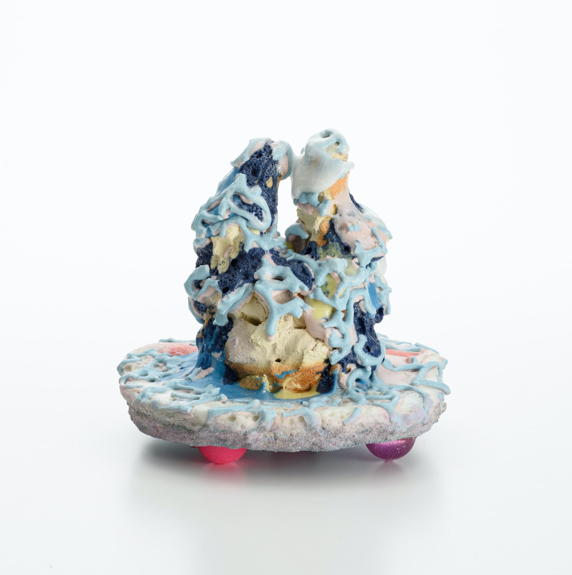 雨のにおい113022/ The smell of rain 113022 2022, 粘土、釉薬、(作品裏側:メディウム、アクリ ル絵具、スーパーボール)/ Ceramic clay, glaze, (Back side: medium, acrylic paint, super ball) H17 × W17 × D17.5 cm