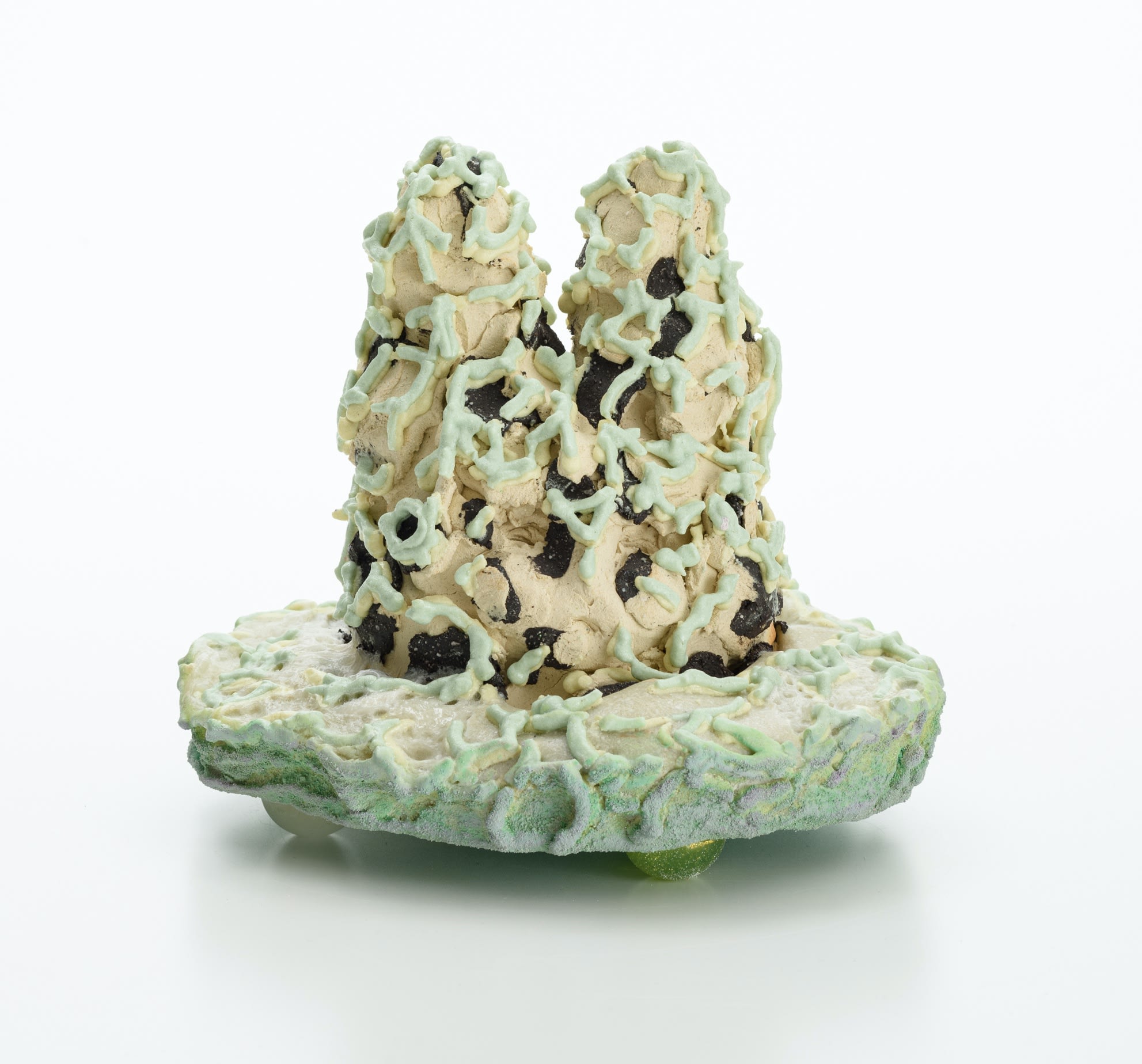 リラックスしたかたち513022/ Relaxed form 513022 2022, 粘土、釉薬、(作品裏側:メディウム、アクリ ル絵具、スーパーボール)/ Ceramic clay, glaze, (Back side: medium, acrylic paint, super ball) H17.5 × W18.5 × D18.5 cm