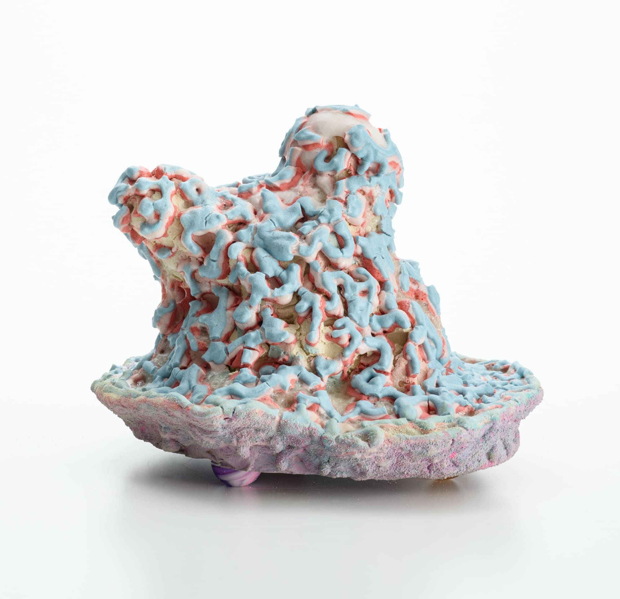 リラックスしたかたち613022/ Relaxed form 613022 2022, 粘土、釉薬、(作品裏側:メディウム、アクリ ル絵具、スーパーボール)/ Ceramic clay, glaze, (Back side: medium, acrylic paint, super ball) H18.5 × W22 × D22.5 cm