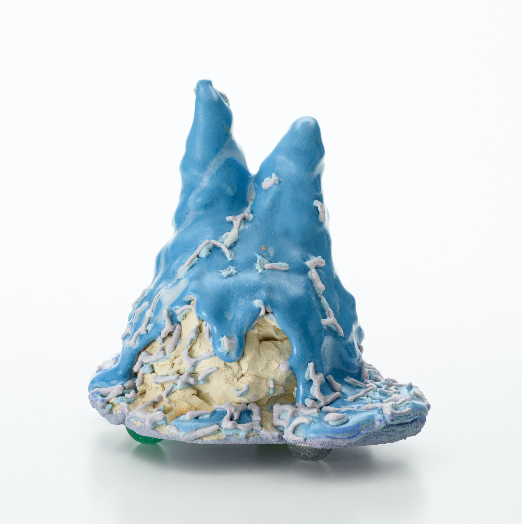 雨のおと913022/ Sound of rain 913022 2022, 粘土、釉薬、(作品裏側:メディウム、アクリ ル絵具、スーパーボール)/ Ceramic clay, glaze, (Back side: medium, acrylic paint, super ball) H19.5 × W20 × D18 cm