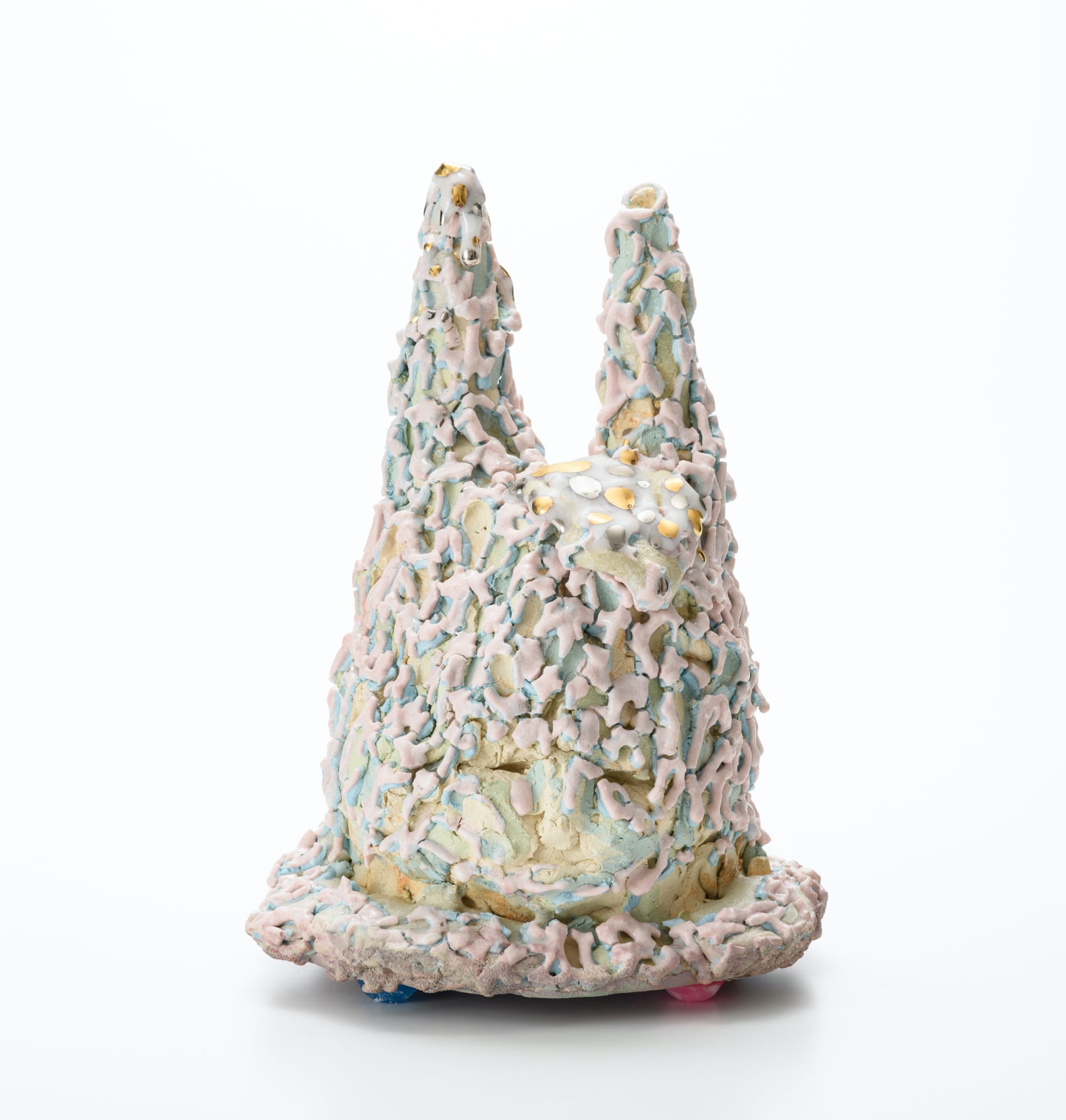 ほほえんだ423022/ Smile 423022 2022 粘土、釉薬、金彩、銀彩(作品裏側:メディウ ム、アクリル絵具、スーパーボール)/ Ceramic clay, glaze, gold, silver, (Back side: medium, acrylic paint, super ball) H31.7 × W23.5 × D21 cm