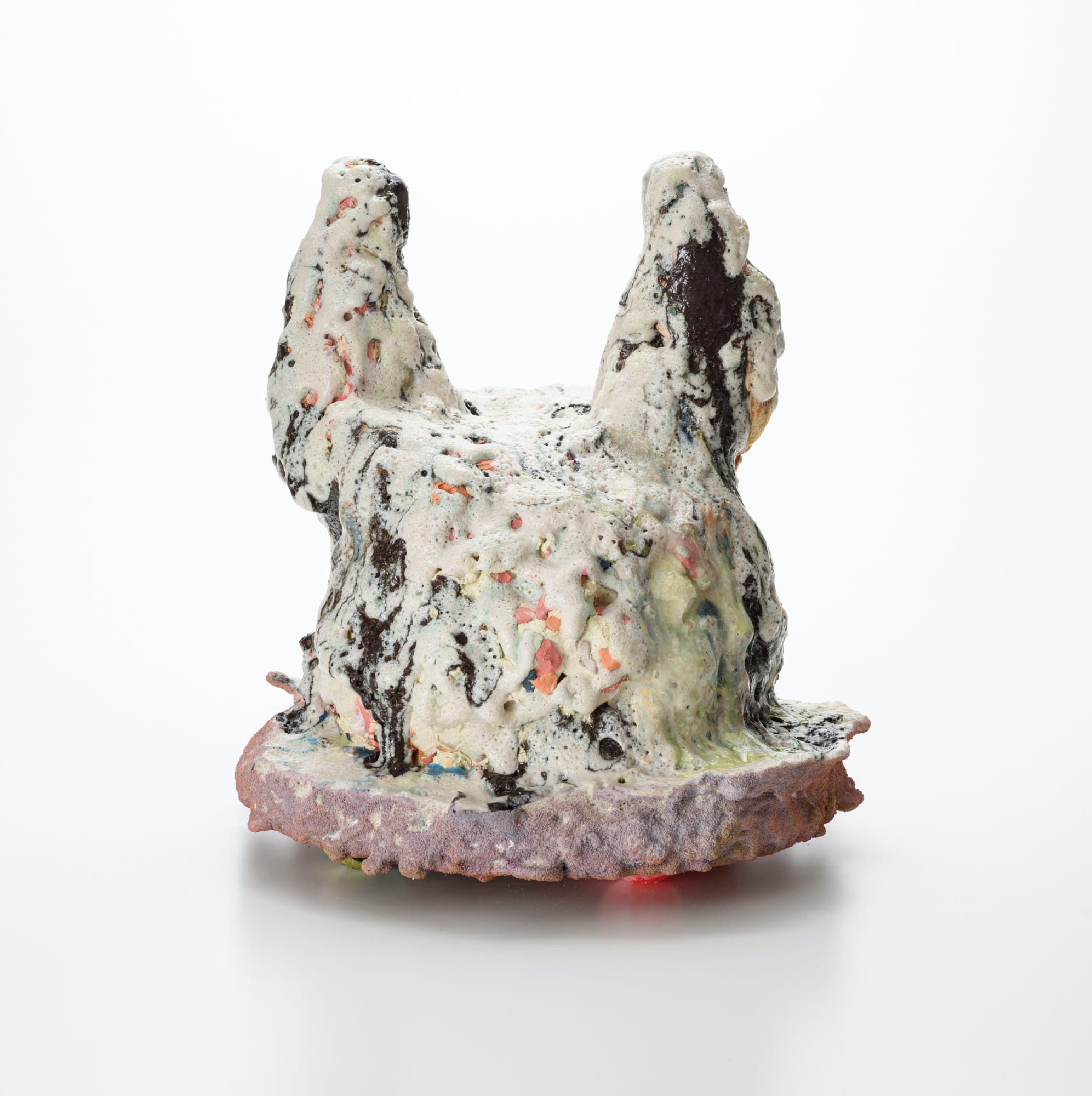 リラックスしたかたち033022/ Relaxed form 033022 2022, 粘土、釉薬、(作品裏側:メディウム、アクリ ル絵具、スーパーボール)/ Ceramic clay, glaze, (Back side: medium, acrylic paint, super ball) H36.5 × W32.5 × D33 cm