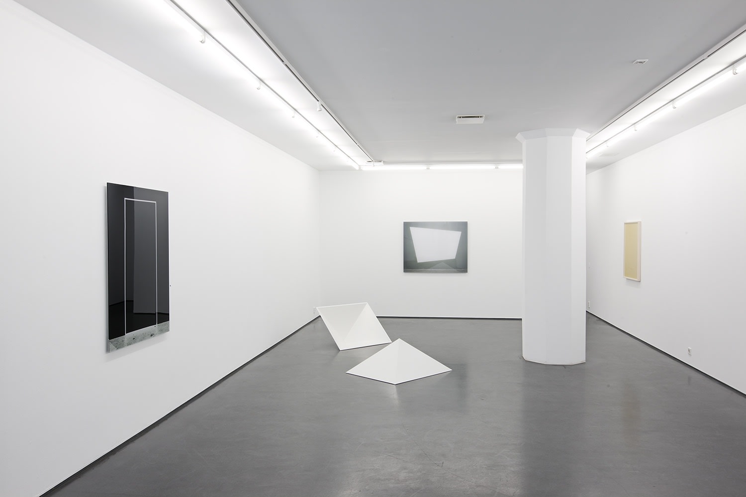 Installation view, Linda Hofvander, Surfaces (to fall into, stay with and look out through), 2019, Cecilia Hillström Gallery. Photo: Jean-Baptiste Béranger