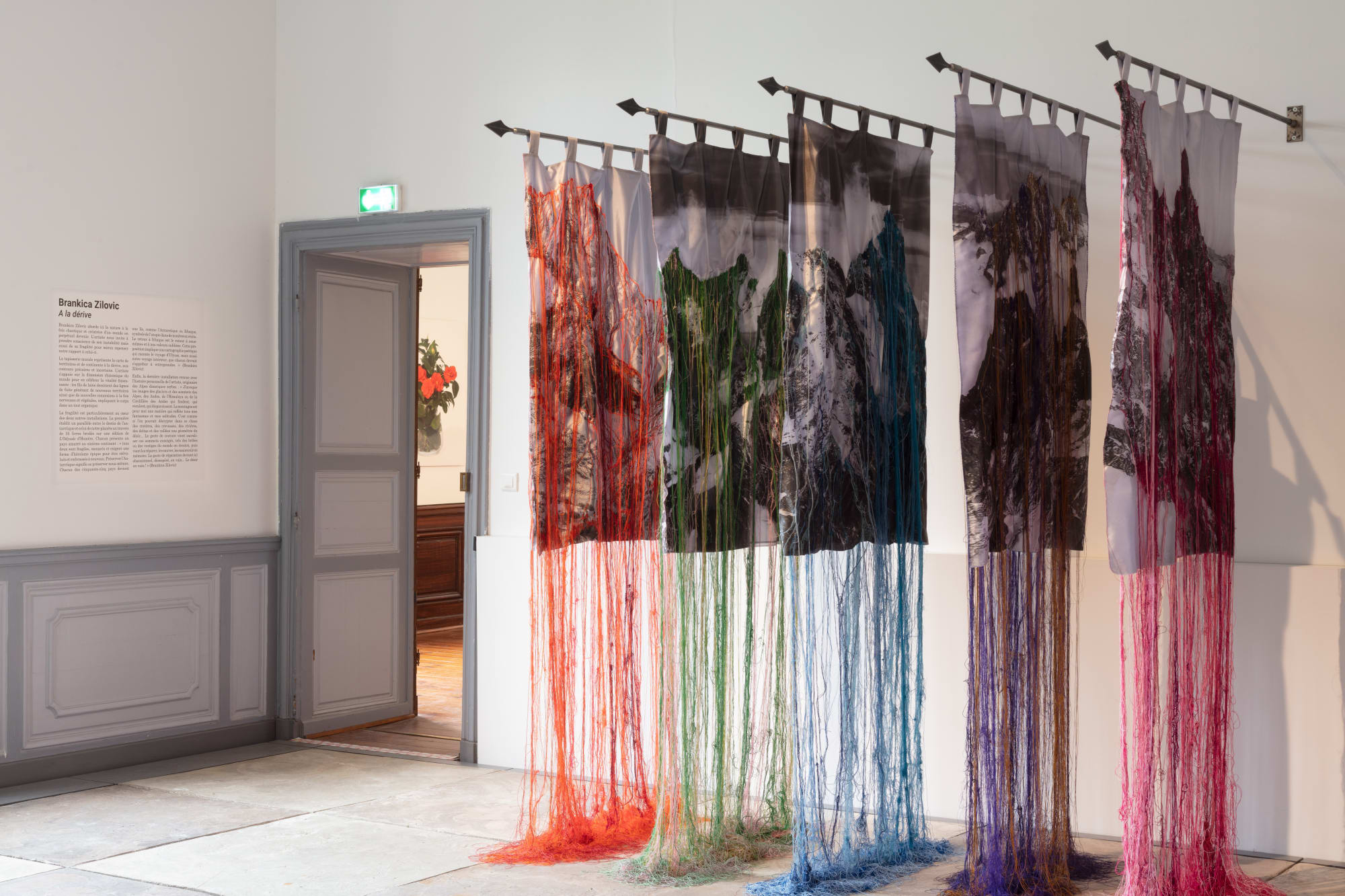 Haut est leur chef et haut est mon désir, 2023. Drapeaux de satin, fil, mâts en métal brossé, 250 x 500 x 150 cm Domaine départemental de Chamarande