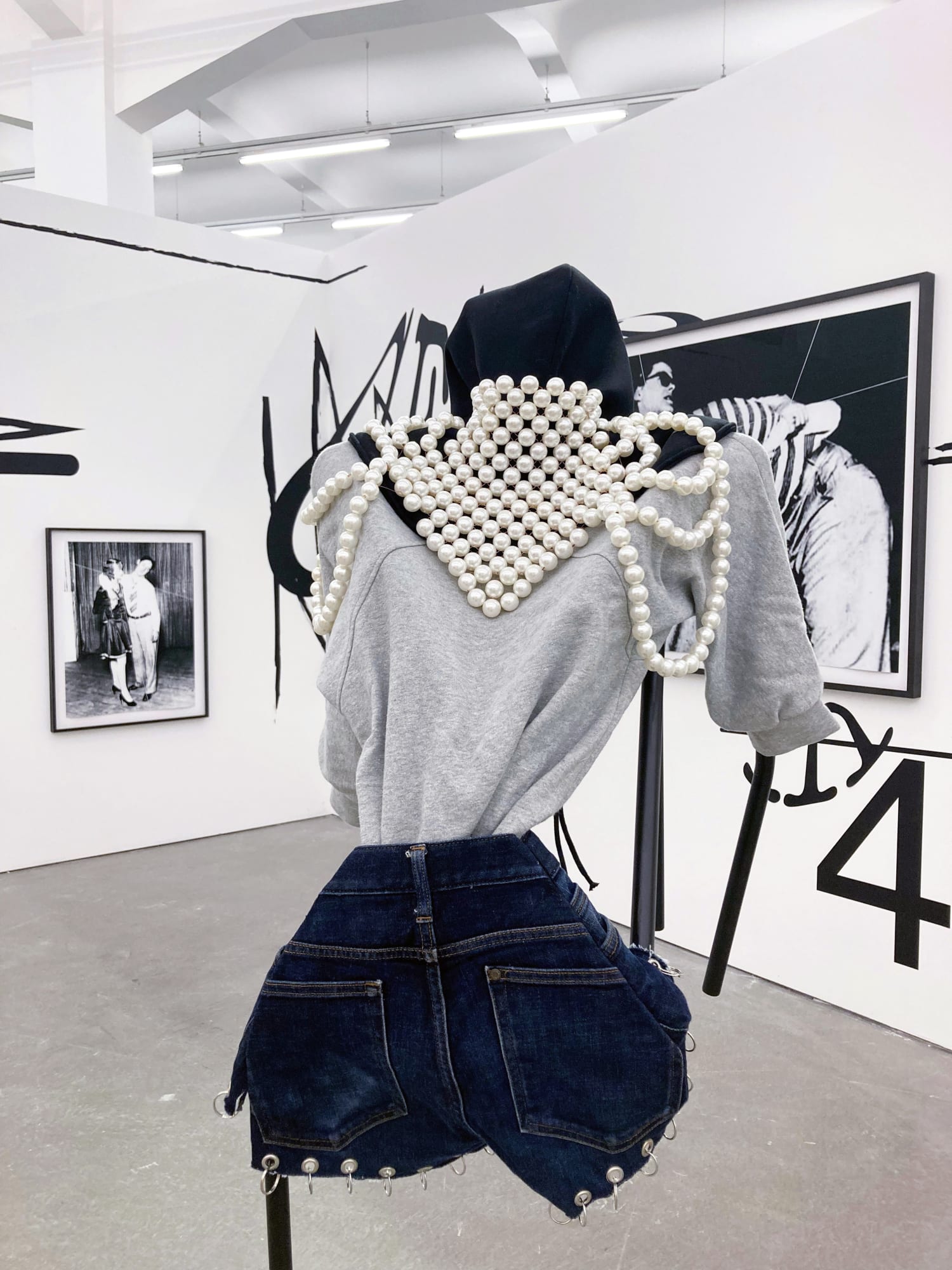 Emilie Pitoiset, Not Yet Titled #9, 2020 Structure en métal, plastron de perles brodé, sweatshirt, jeans, anneaux et oeillets en métal, et capuche cousue main, 173 x 65 x 75 cm Courtesy de l’artiste & Klemm’s, Berlin