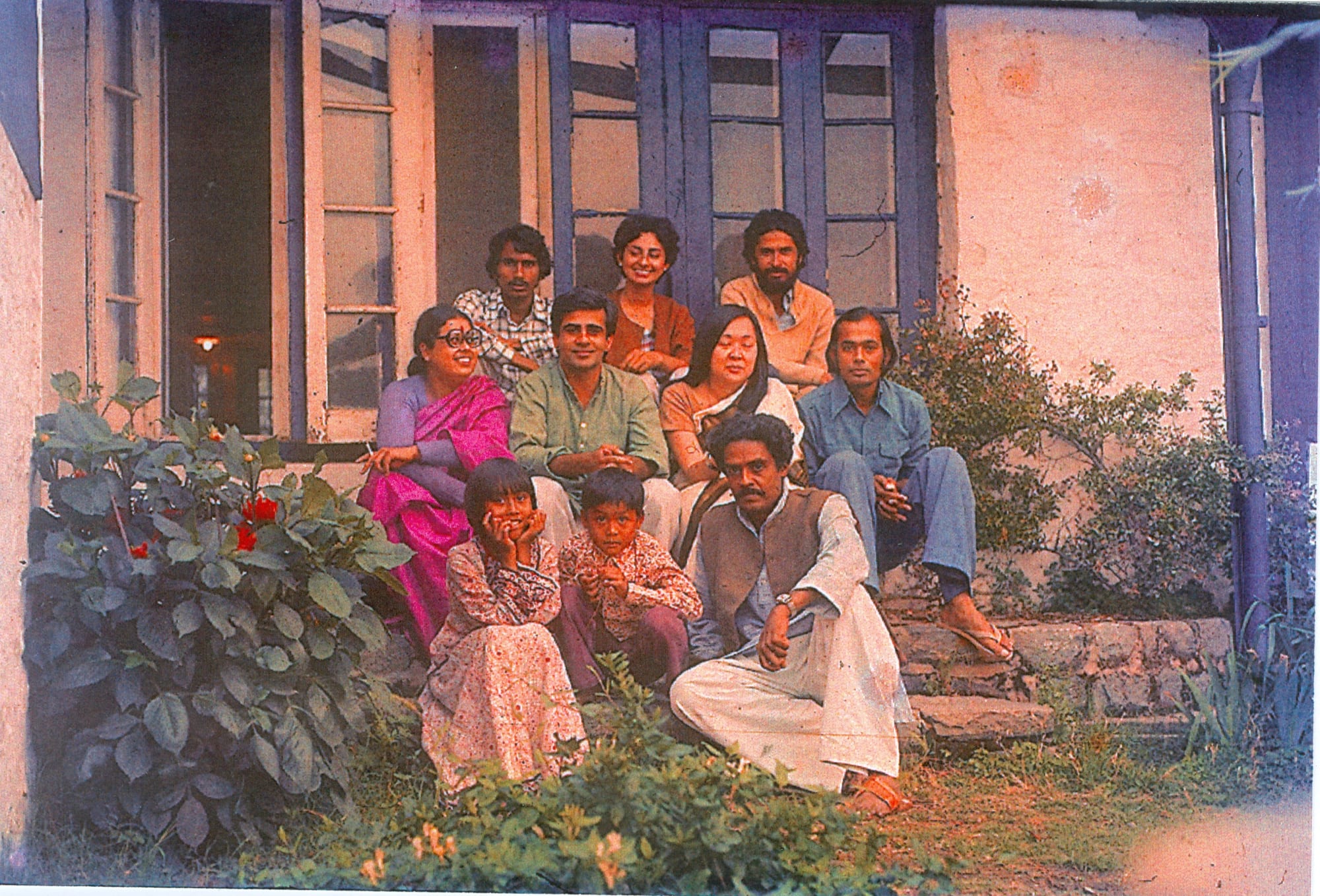 Kasauli Art Centre, founded by Vivan Sundaram in 1976, brought together artists, critics, and performers in a close-knit creative environment. At Ivy Lodge, Kasauli Art Centre, 1977: top row, from left D.L.N. Reddy, Tara Sabharwal, Chandrakant Bhatt; middle row, from left Mrinalini Mukherjee, Vivan Sundaram, Chameli Ramachandran, Ghazanfar Zaidi; bottom row A. Ramachandran with his children Rahul and Sujata. Courtesy: The Estate of Vivan Sundaram