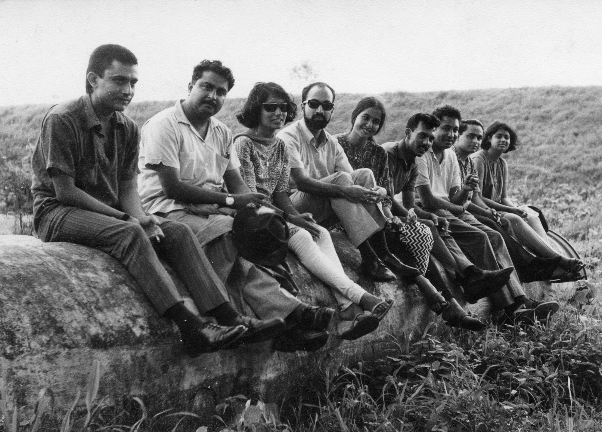 Mrinalini Mukherjee with her friends, visiting Santramput near Baroda, c.1965