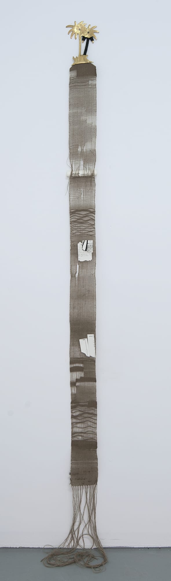 Suspended Palms 4 | النخل المعلق 2019 Brass, twill, hemp thread, porcelain | نحاس، تويل، خيط قنب، بورسلين 200 x 14 x 2 cm