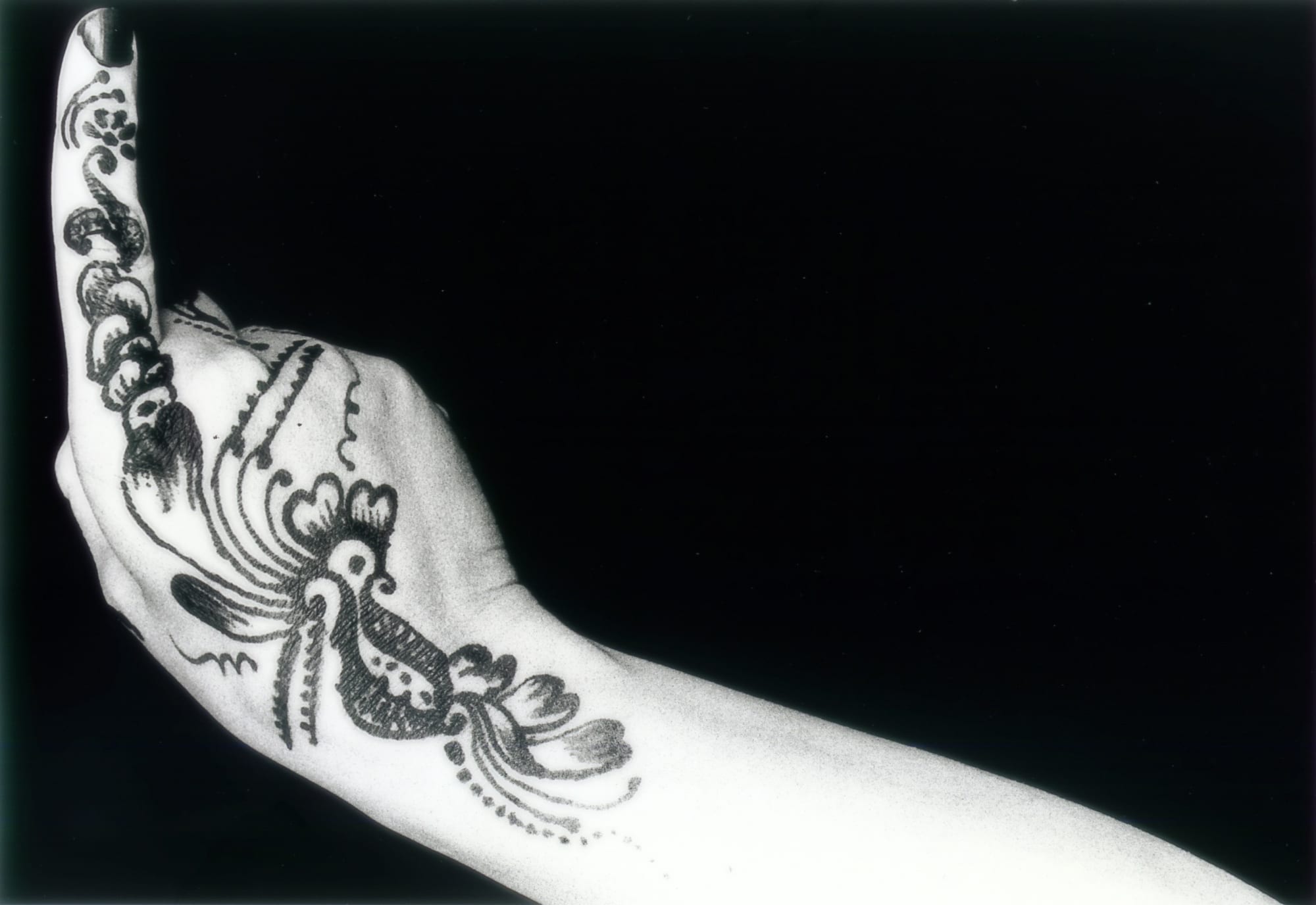 POINTING TO THE FUTURE | الإشاره للمستقبل 2007 SILVER GELATIN PRINT | مطبوعة جيلاتن فضية EDITIONS 10 + AP 40 x 50 CM