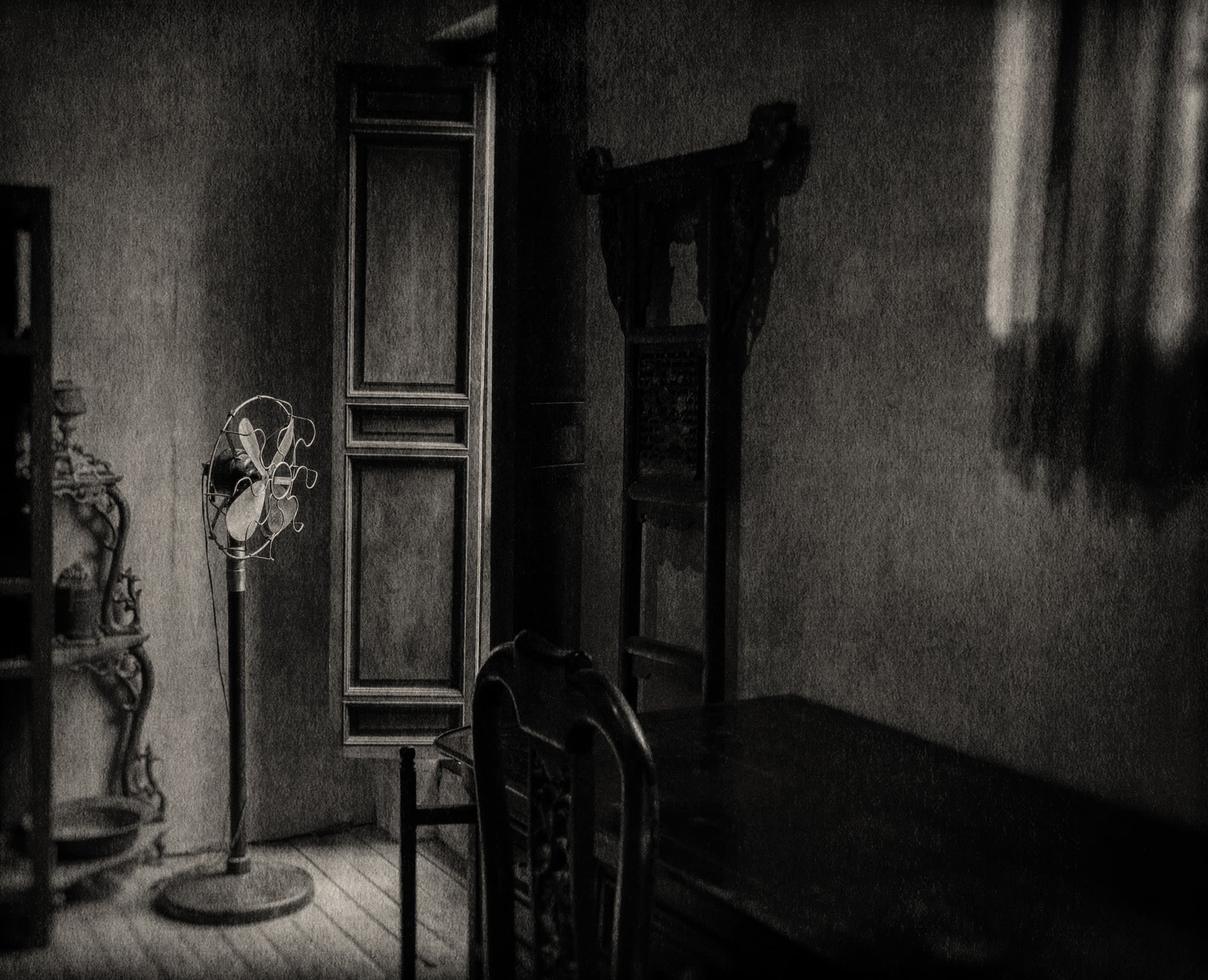 FLORE, Cette moiteur toujours Tirage argentique à l’agrandisseur réalisé par l’artiste, teinté au thé et ciré 45 x 55 cm