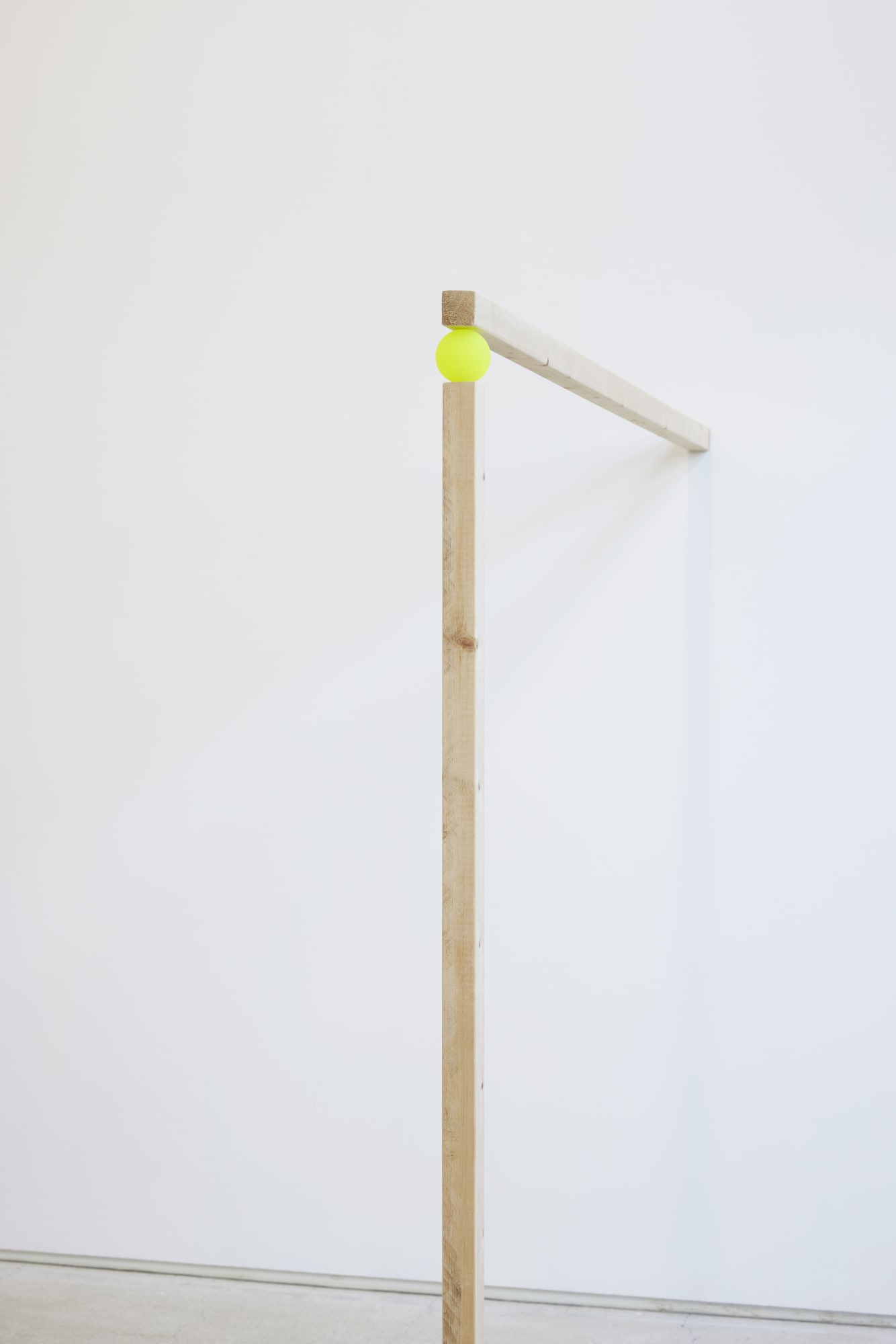 꽉 잡은 손 Hands to hold tightly, lumber, rubber ball, 139x150cm, 2022