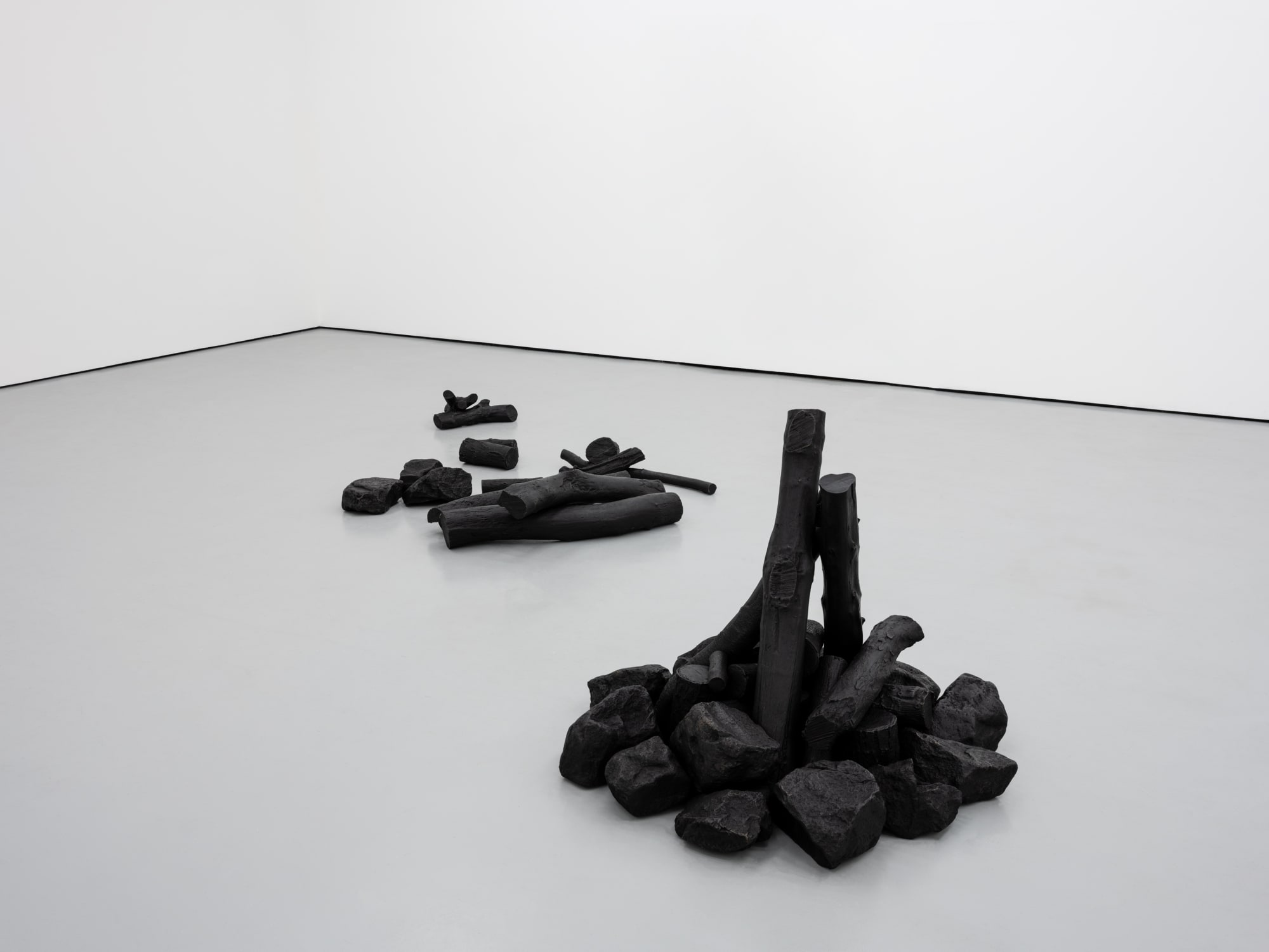 라이언 갠더 Ryan Gander In the very beginning, before words, there were…, 2021 Cold cast bronze, black wax Dimensions variable Edition of 3 (RG 428)