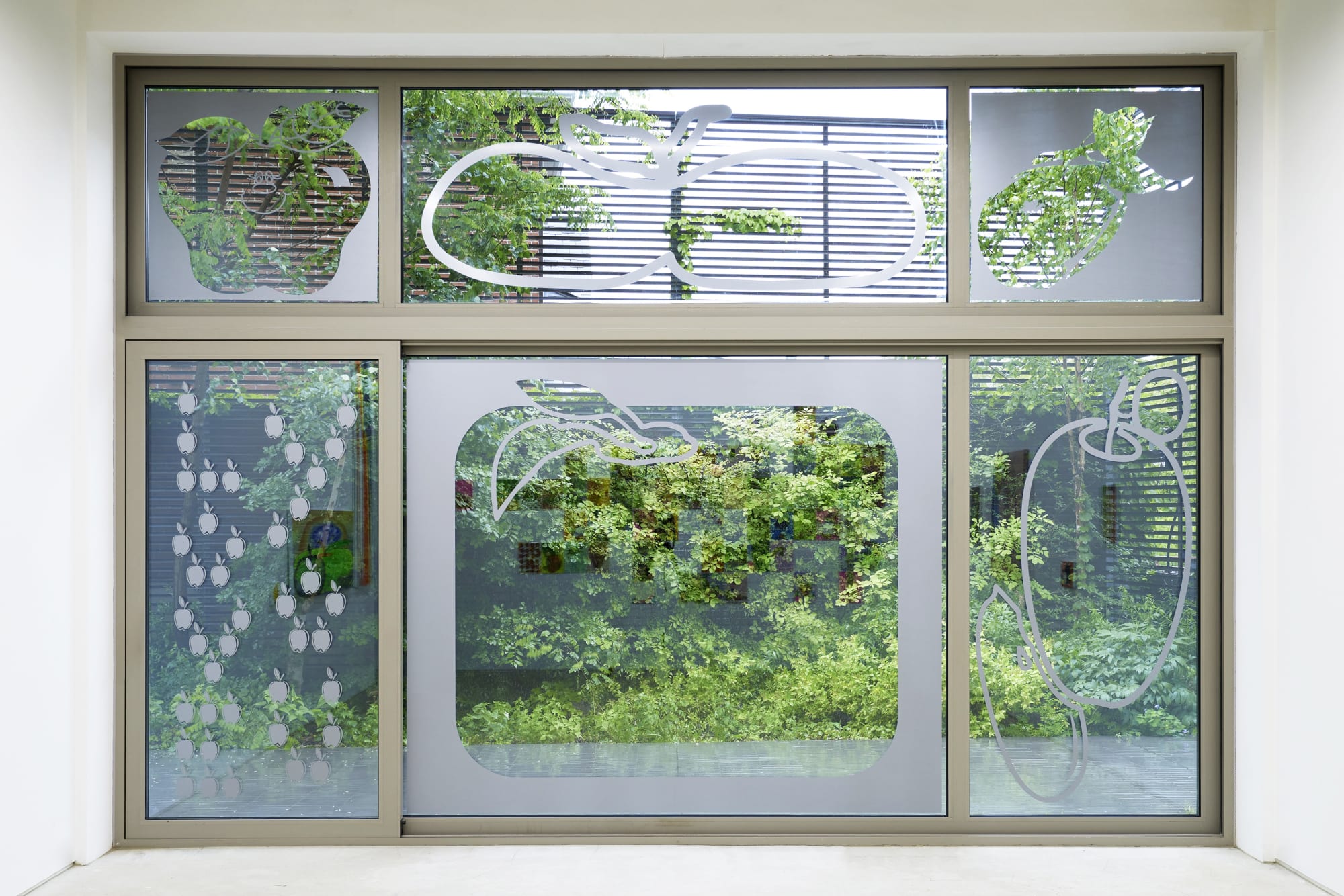 사과의 껍질? The peel of an apple? , adhesive vinyl on window, 347 x 494cm, 2024