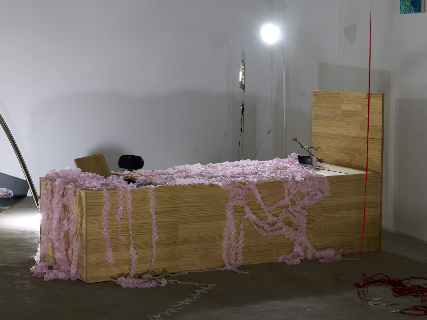 고요손 Goyoson, 셀 수 없는 명확한 라일락 이불 Countless Clear Lilac Blankets, 나무, 큐빅, 라일락 향, 반짝이 가루, 꽃잎 모양 패브릭 wood, cubic, lilac fragrance, glitter, flower-shaped fabric, 90×210×100cm, 2026