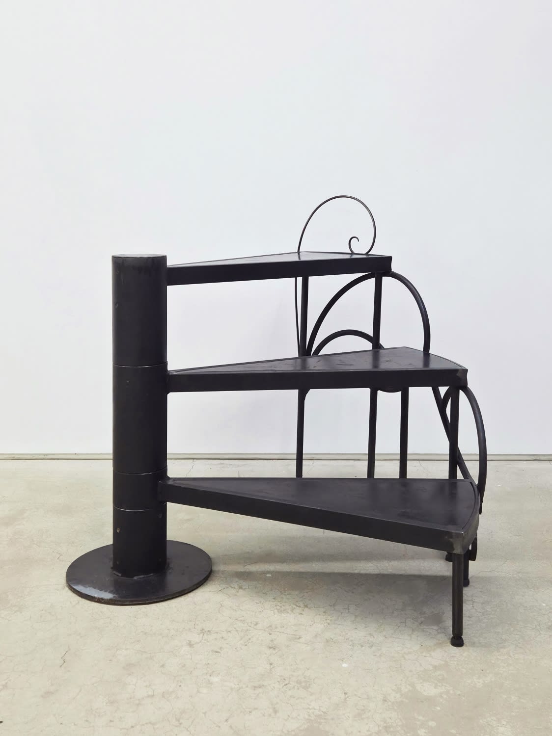 앞에 놓였던 조각 대신 〈올랭피아〉를 위해 배치한 계단: 2025년 두산갤러리에서 전시한 〈전민철, 추운 바람과 모닥불(불멍)〉 A staircase placed for Olympia, replacing the sculpture that was previously in front: Jeon Mincheol, Cold Wind and Bonfire (Fire Gazing), exhibited at Doosan Gallery in 2025, 철 steel, 78×100×83cm, 2025