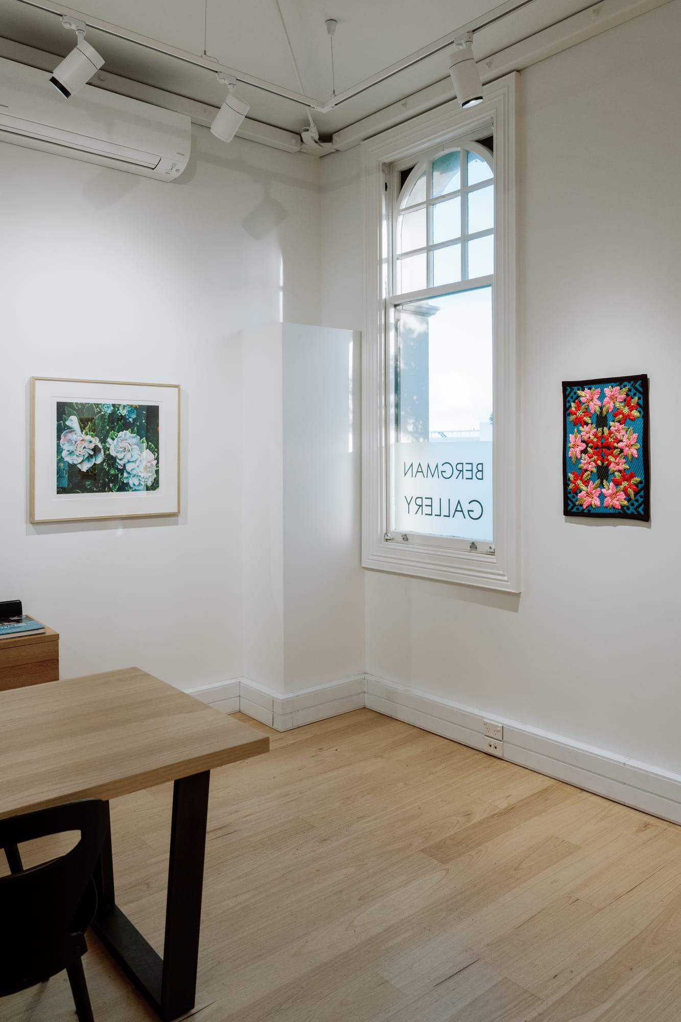 Te Vaerua O Te Vaine, Our Mother's Hands