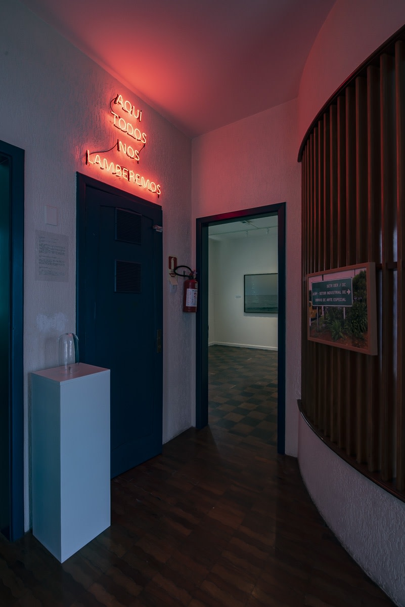 Exhibition view. Nos Resta Ser Feliz (We Can Only Be Happy). SOMA Gallery, 2022. Photo: Kraw Penas.