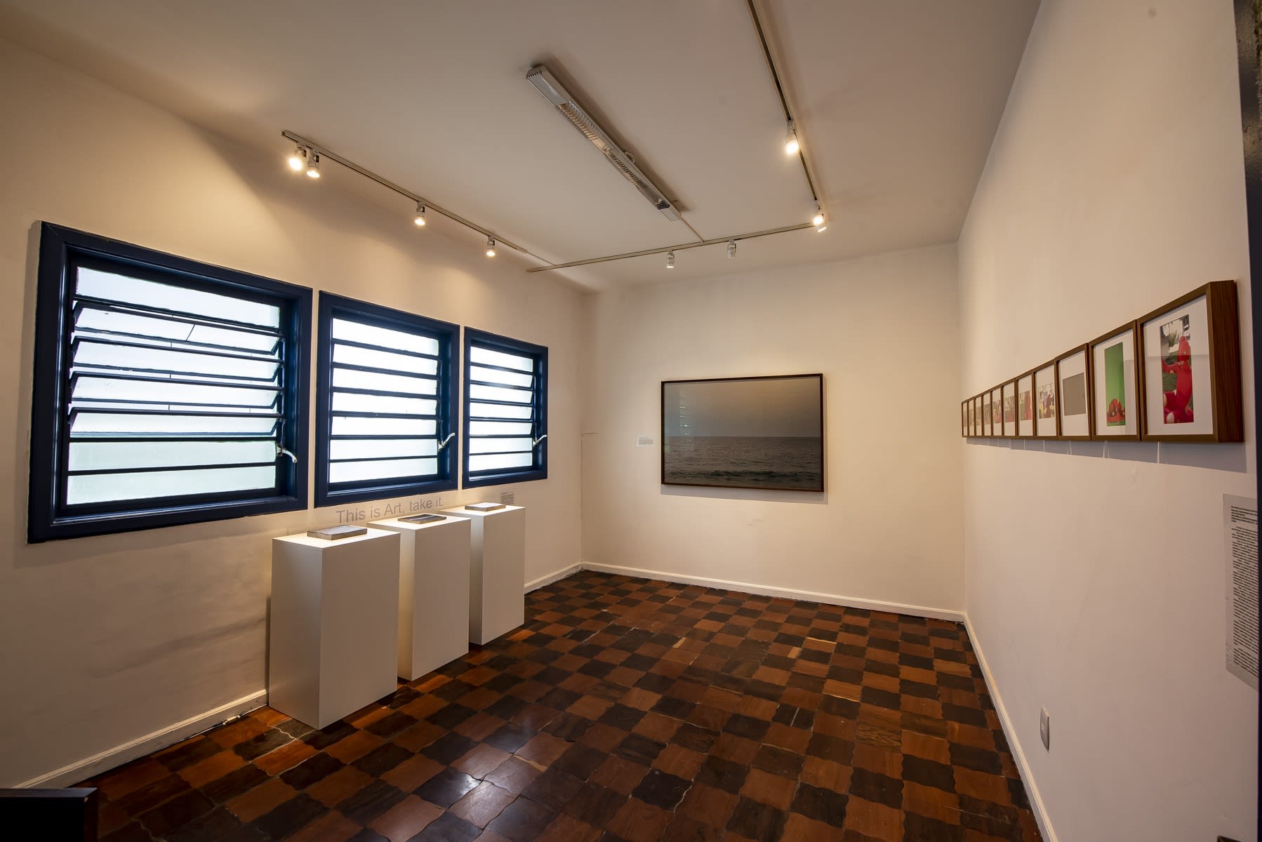 Exhibition view. Nos Resta Ser Feliz (We Can Only Be Happy). SOMA Gallery, 2022. Photo: Kraw Penas.