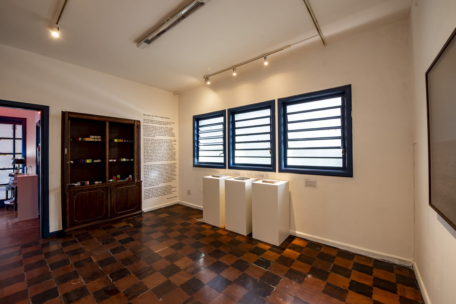 Exhibition view. Nos Resta Ser Feliz (We Can Only Be Happy). SOMA Gallery, 2022. Photo: Kraw Penas.