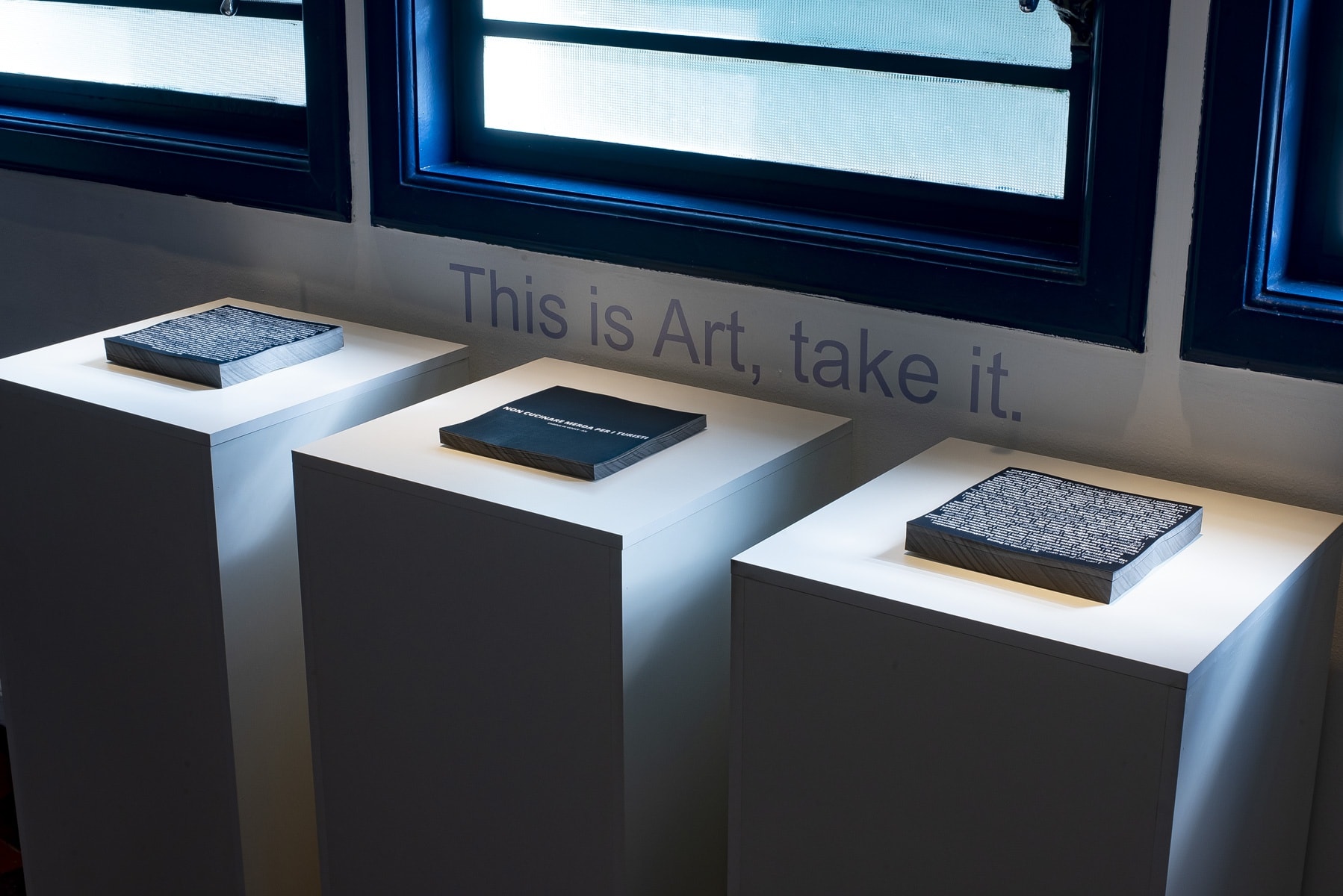 Exhibition view. Nos Resta Ser Feliz (We Can Only Be Happy). SOMA Gallery, 2022. Photo: Kraw Penas.