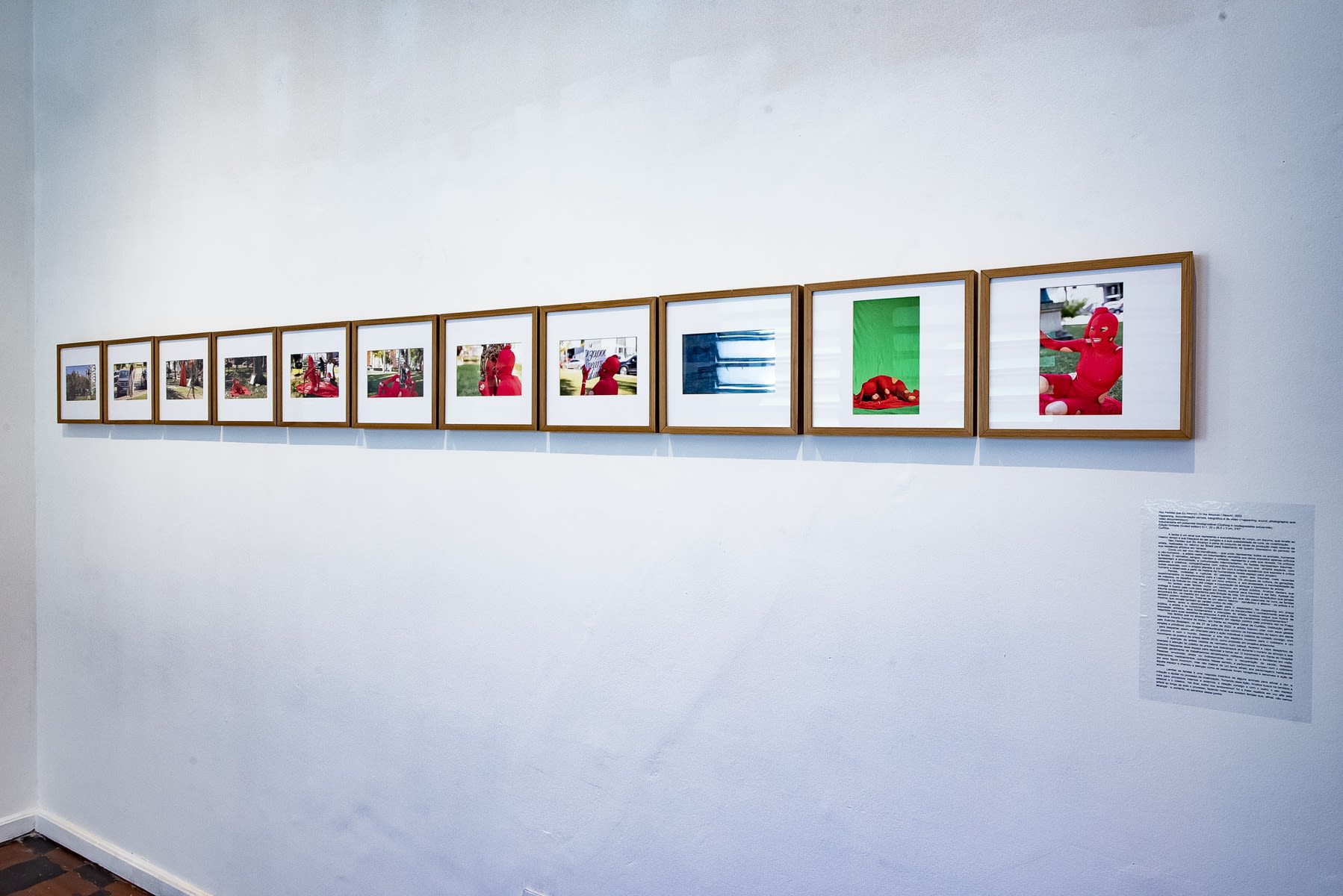 Exhibition view. Nos Resta Ser Feliz (We Can Only Be Happy). SOMA Gallery, 2022. Photo: Kraw Penas.