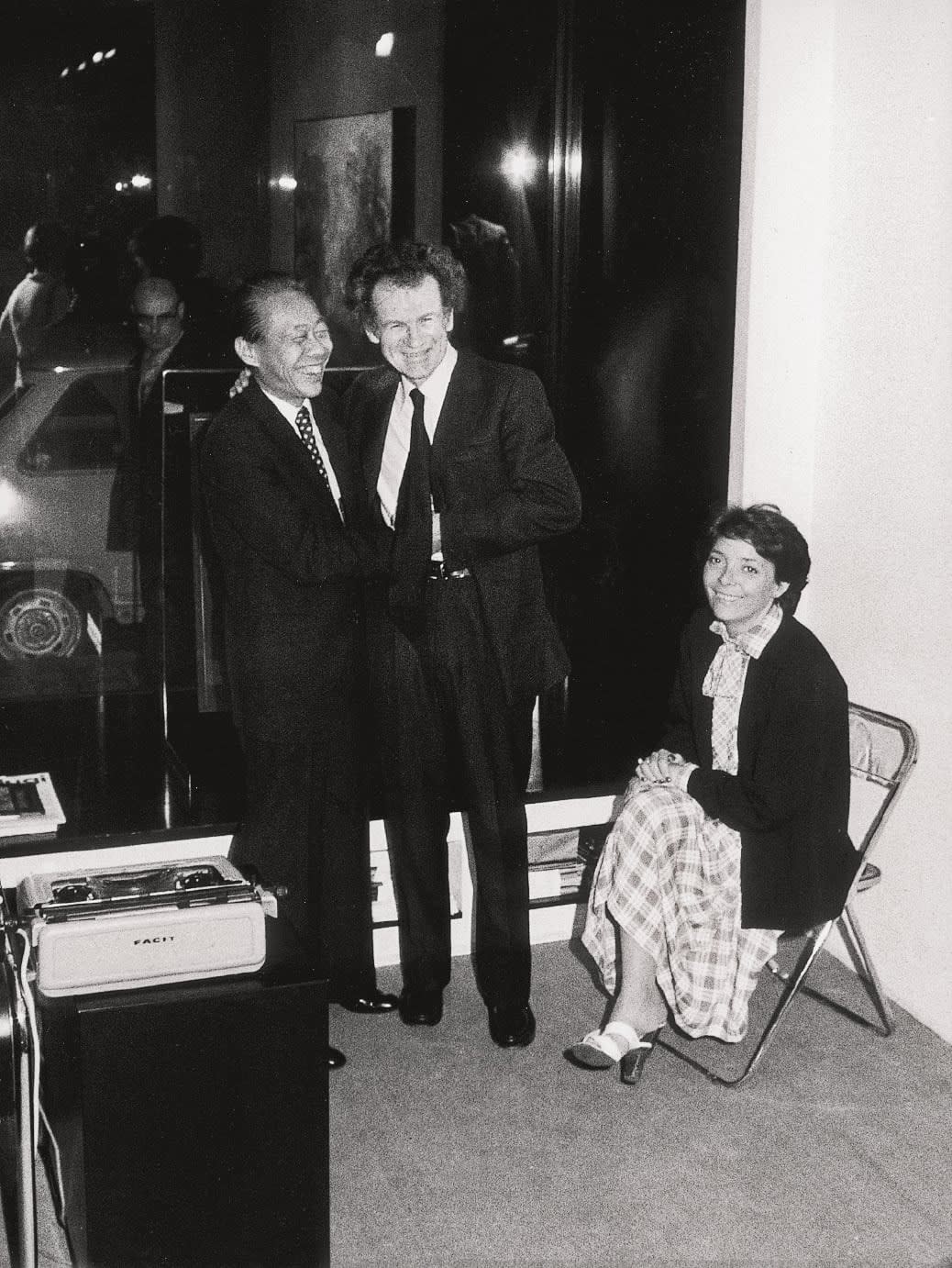 Opening of the exhibition at Galerie Joan Prats in Barcelona in 1976, with Jean Leymarie and Françoise, who the artist would marry the following year. Rights Reserved.