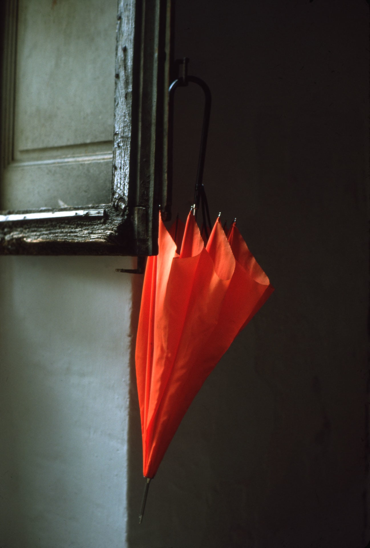 Red umbrella, Arles, FRANCE, 1976 BAM1976016K022(W01295)