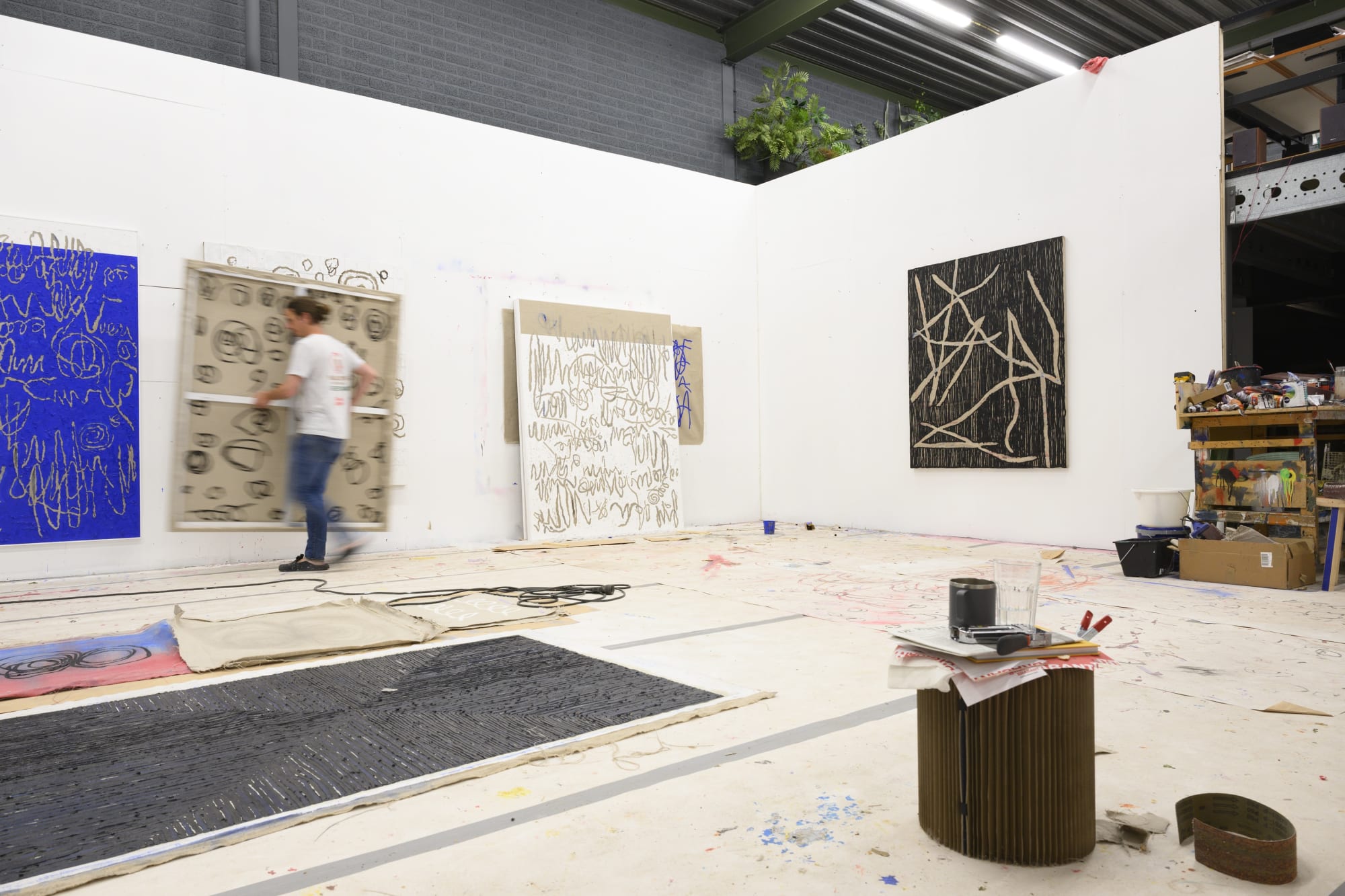 THREE-LEGGED DOG // Gijs van Lith