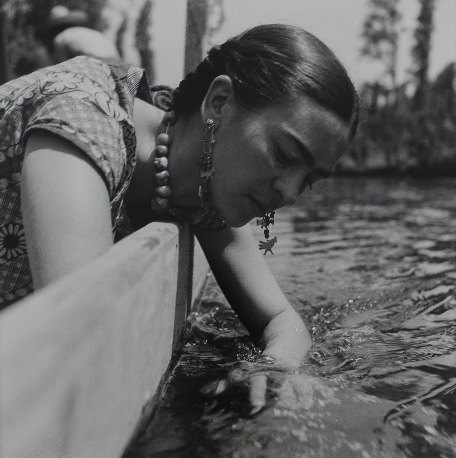 Frida at the river, 1937 © Fritz Henle