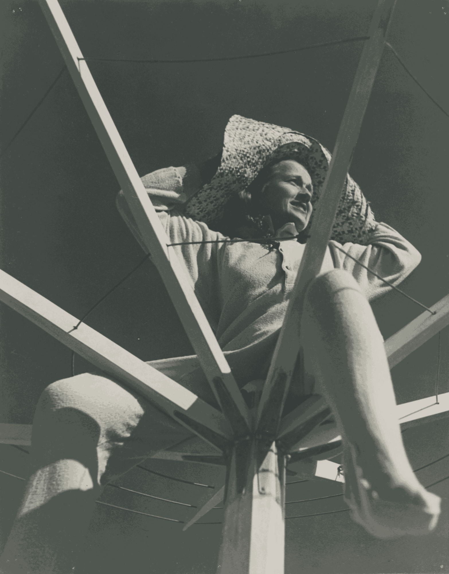 Alexey Brodovitch, Mary Faulconer on the beach in New Jersey, 1938