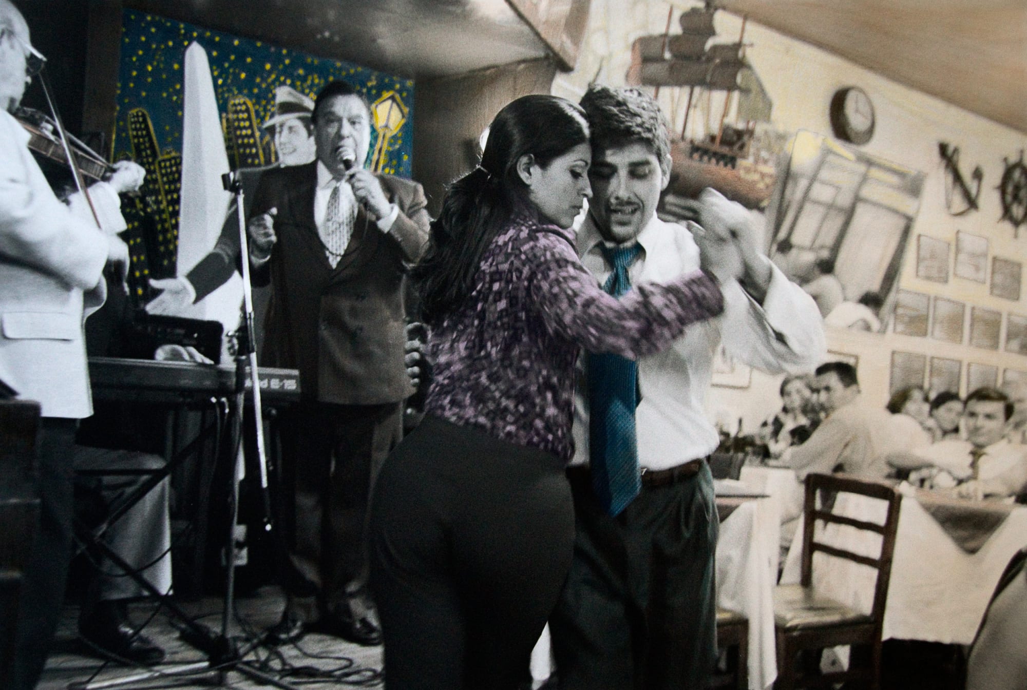 Leonora Vicuña, Pareja en Cinzano Bar, Valparaiso, Chile