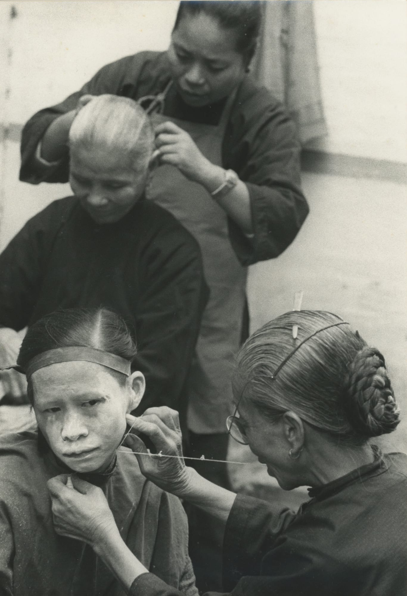 Hiroshi Hamaya, Women shaving hair, Guangzhou, China, 1956