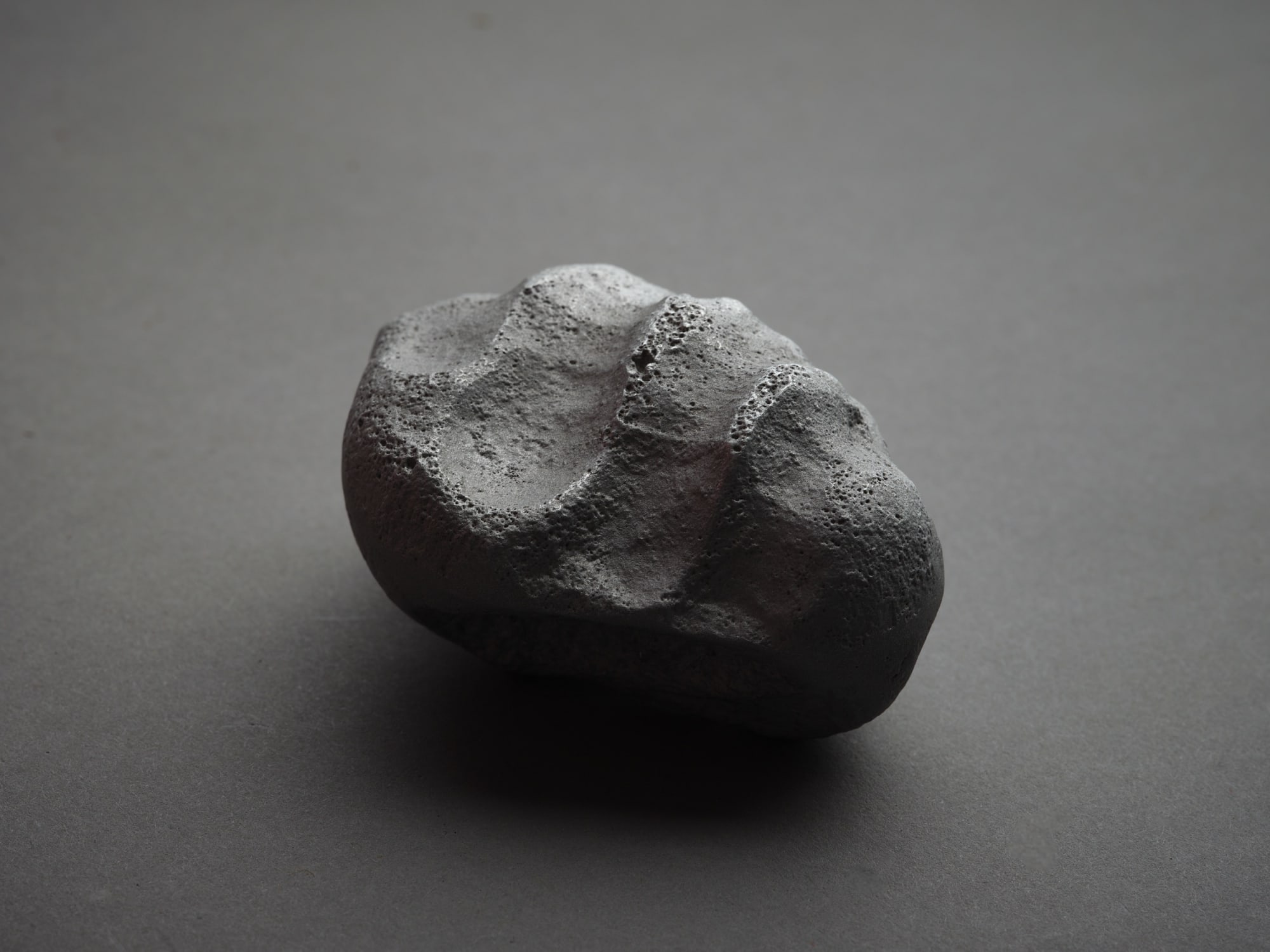 Anthea Tucker, Sinister Manus, 2023