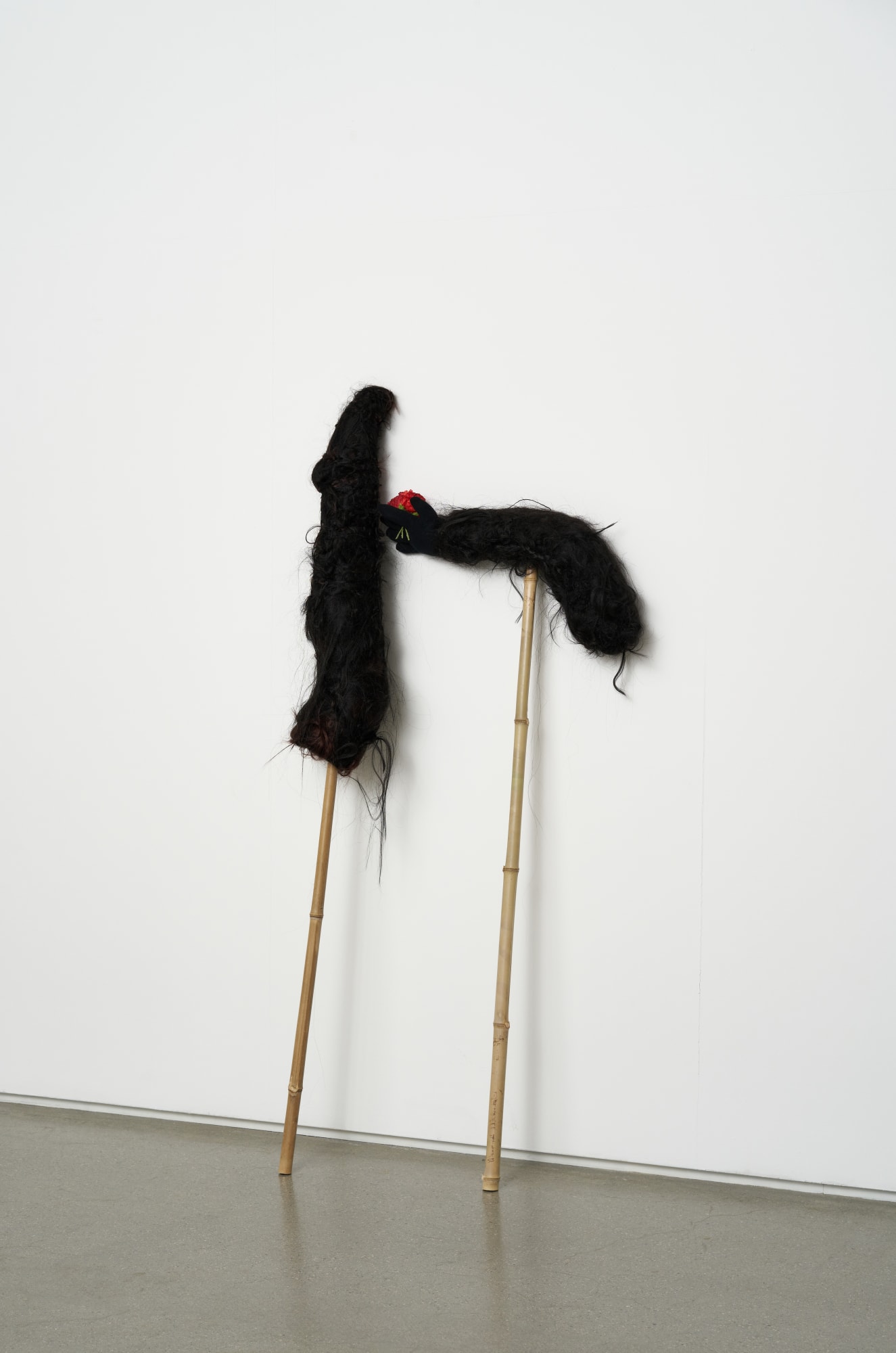 Farkhondeh Shahroudi 파콘데 샤루디 (b. 1962, Iran) Untitled 무제 2018 Artificial hair, bamboo 75 × 14 × 18 cm / 60 × 10 × 8 cm Dimensions variable