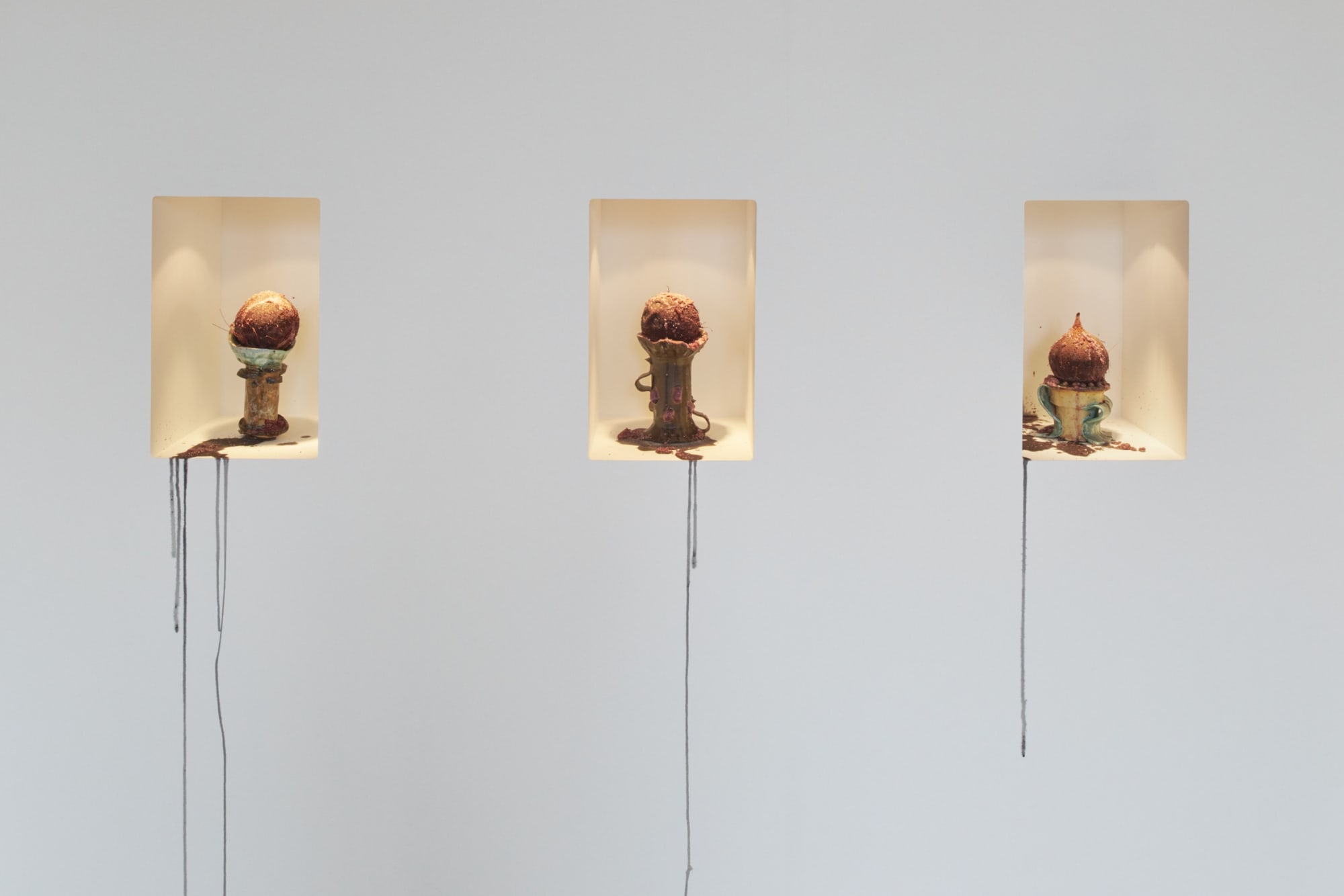Each, La boisson, 2022, ceramic, coconut, red wine and salt, La cour des grands, solo exhibition, Kunsthalle Friart Fribourg, 2022
