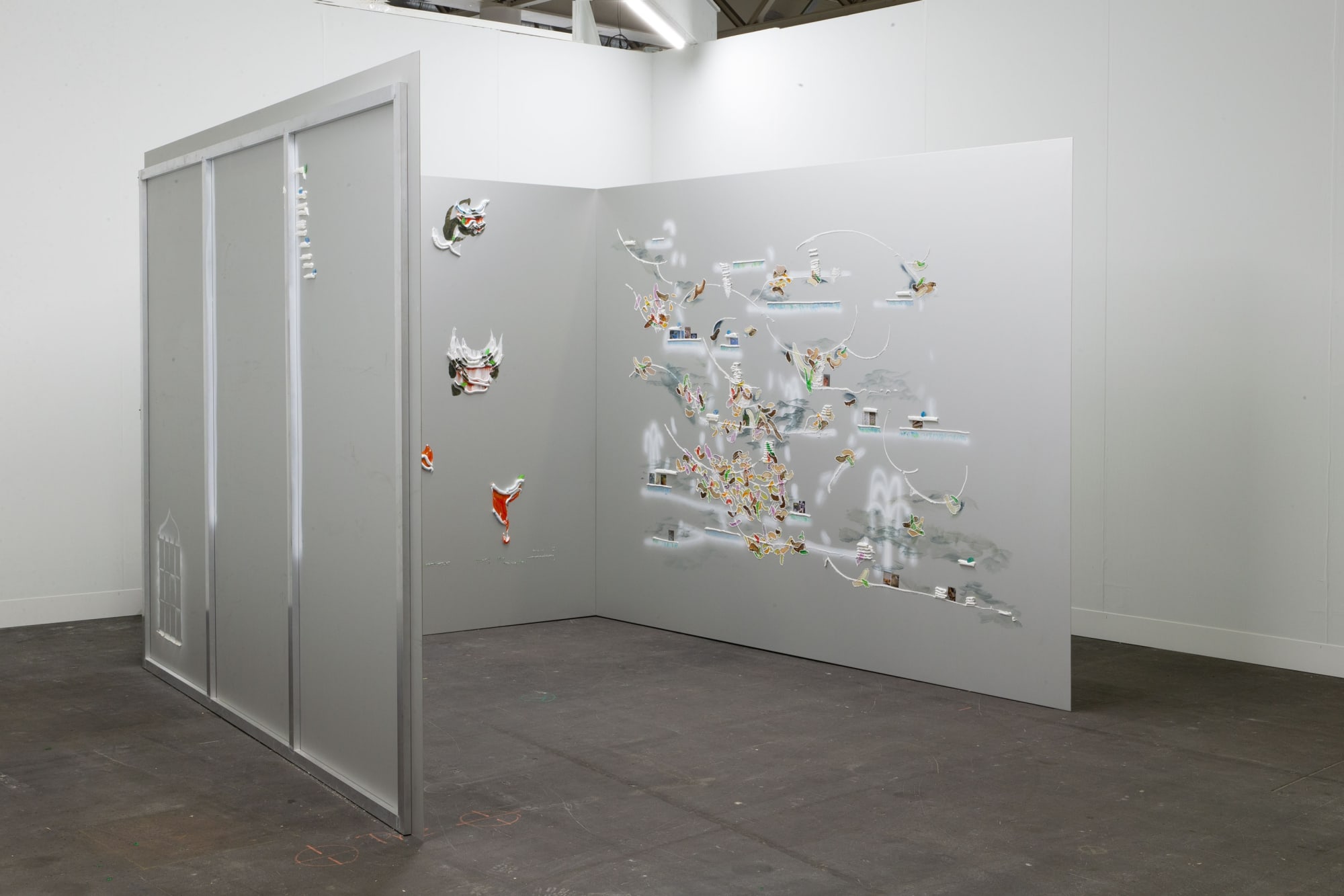 Menu plate10_chain reaction and no evidence, 2021, oil paint, graphite pencil lead, string, cardboard, gelatine, cut-outs and glue on aluminium, 200 x 210 x 260 cm