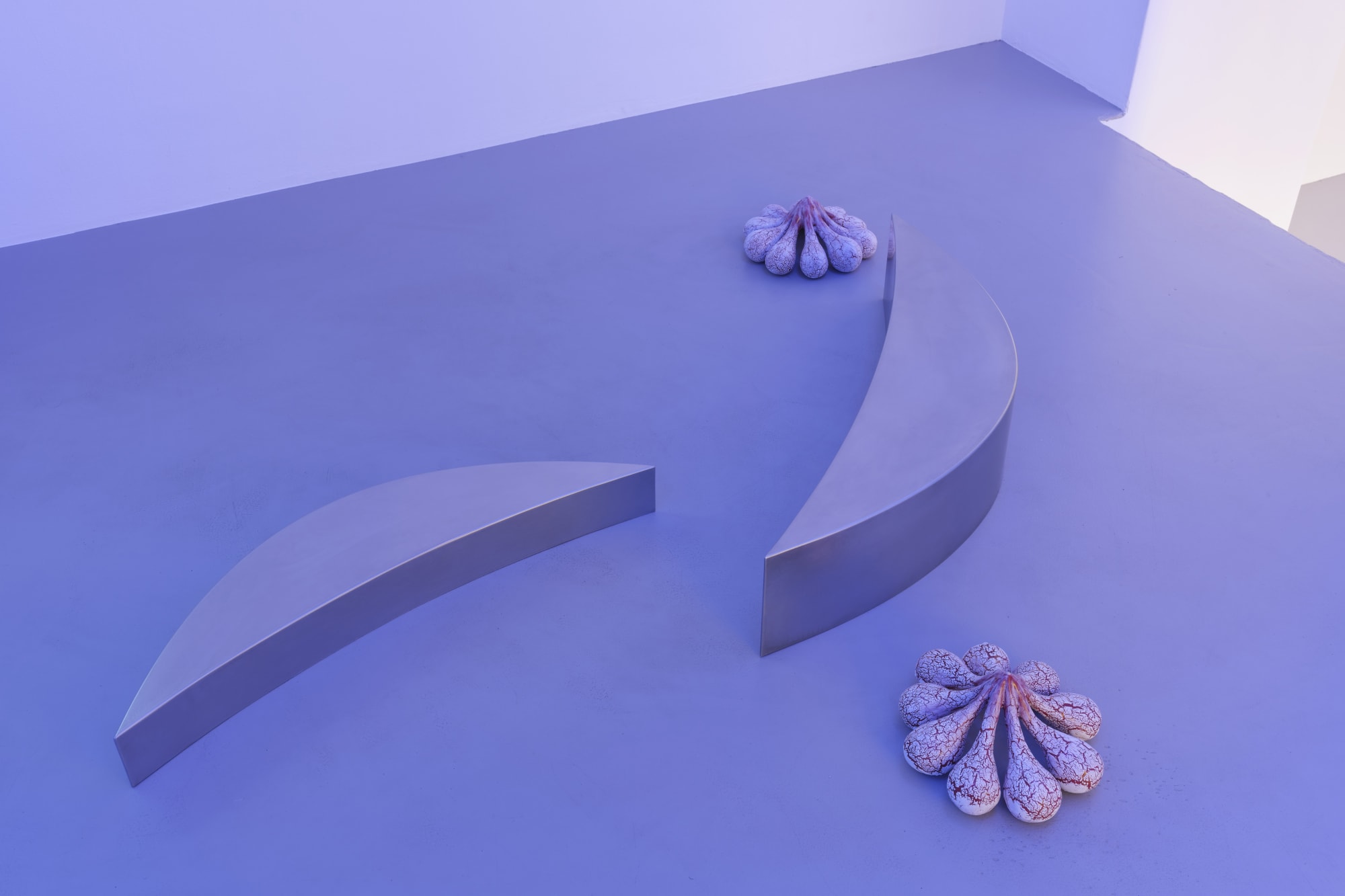 Liquid Connections, 2021, glazed ceramics, various dimensions and crescent-shaped elements, chrome steel, various dimensions