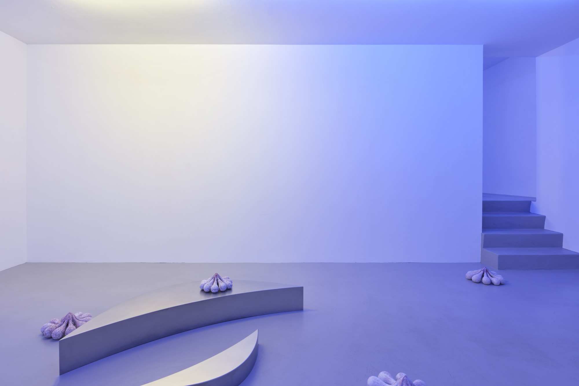 Liquid Connections, 2021, glazed ceramics, various dimensions and crescent-shaped elements, chrome steel, various dimensions