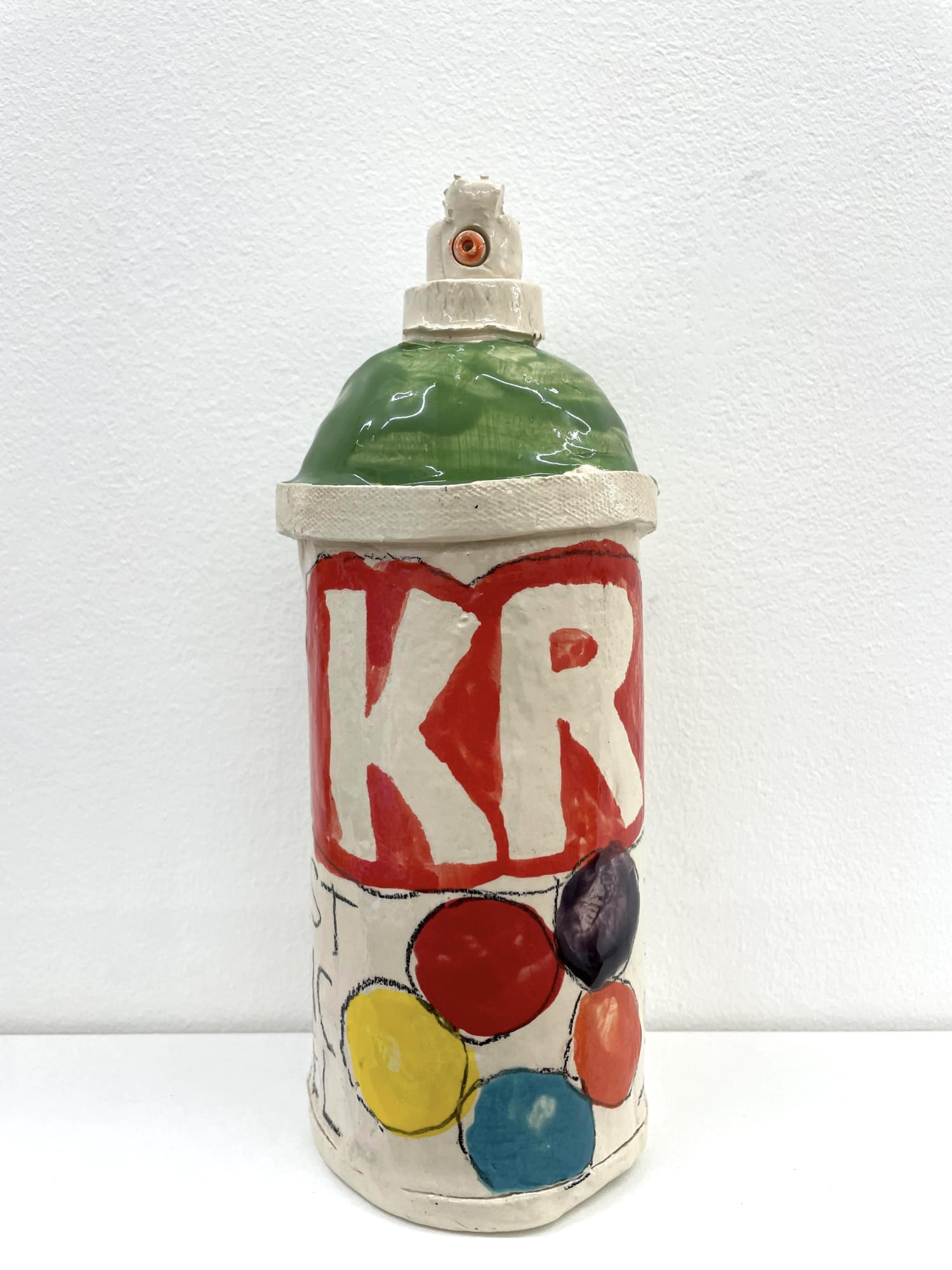 BOMBE DE PEINTURE EN CÉRAMIQUE CERAMIC SPRAY-PAINT CAN céramique émaillée / glazed ceramic dimensions : 23 x 8 cm année / year : 2023 prix / price : 380 €