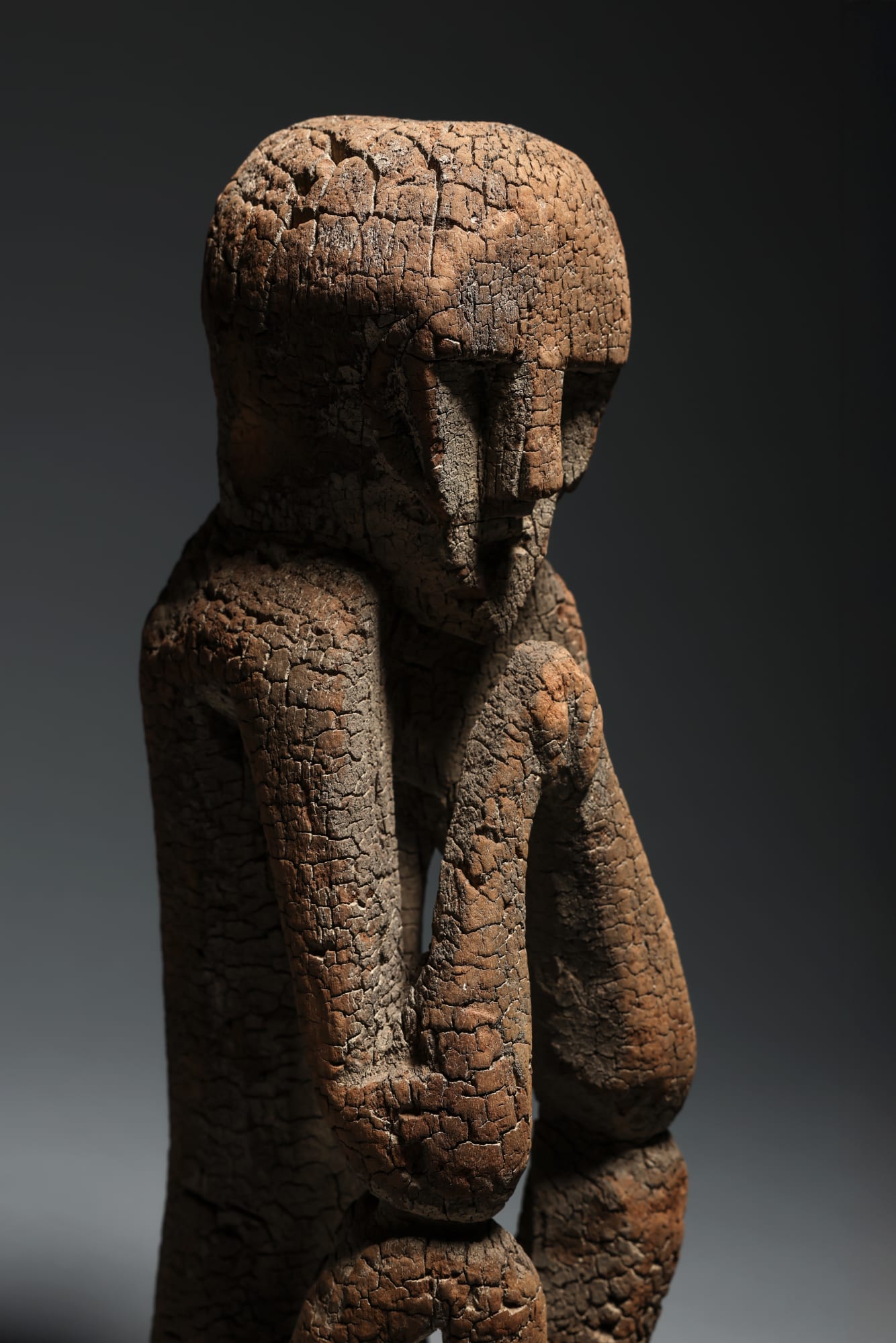 Statue Nepal 41,5 cm Provenance: Collection Max Itzikovitz Publication: &laquo; Sculptures de bois au N&eacute;pal &raquo;, Bertrand Goy et Max Itzikovitz, 2009