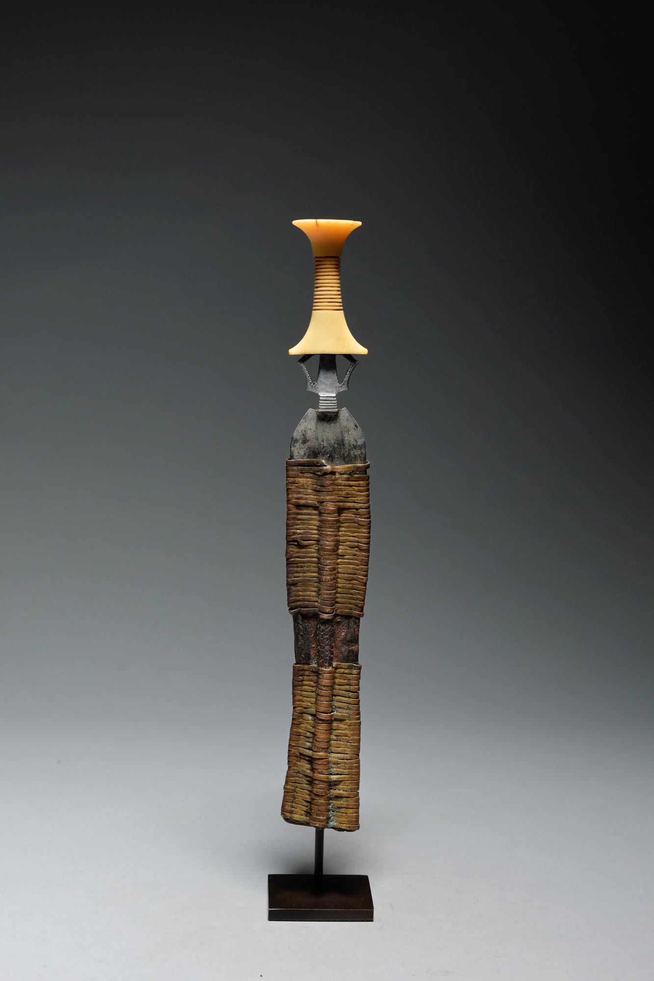 Couteau Mangbetu République Démocratique du Congo 26 cm Provenance: Collection belge.