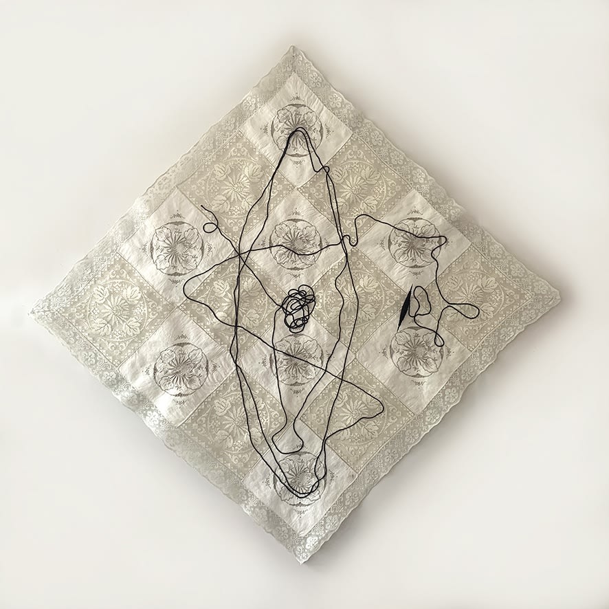 Bajo el hilo de la mirada