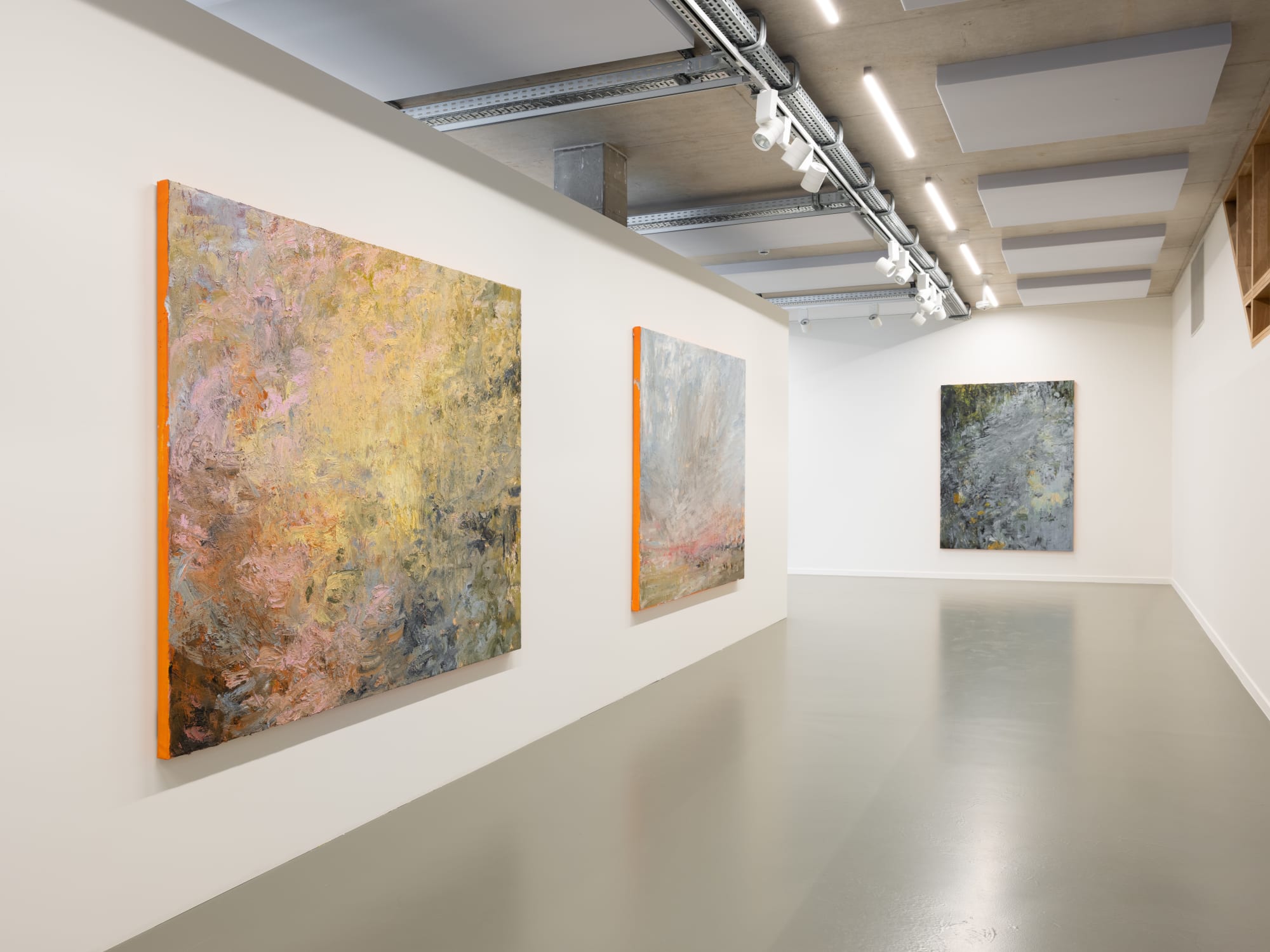 Blooming Desert – Nils Verkaeren at CC Ter Dilft. Painting and landscape in dialogue, where time, matter, and silence unfold. Image courtesy of Buysse Gallery. © Nils Verkaeren. All rights reserved.