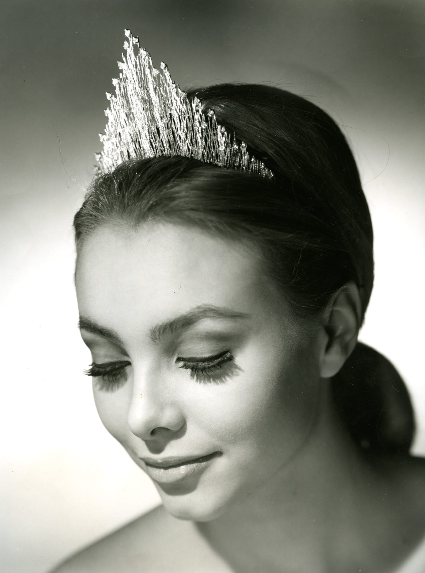 1966 - Tiara, yellow gold textured wire with 31 kite-shaped diamonds set in platinum. Winner of The Duke of Edinburgh's Prize for Elegant Design.