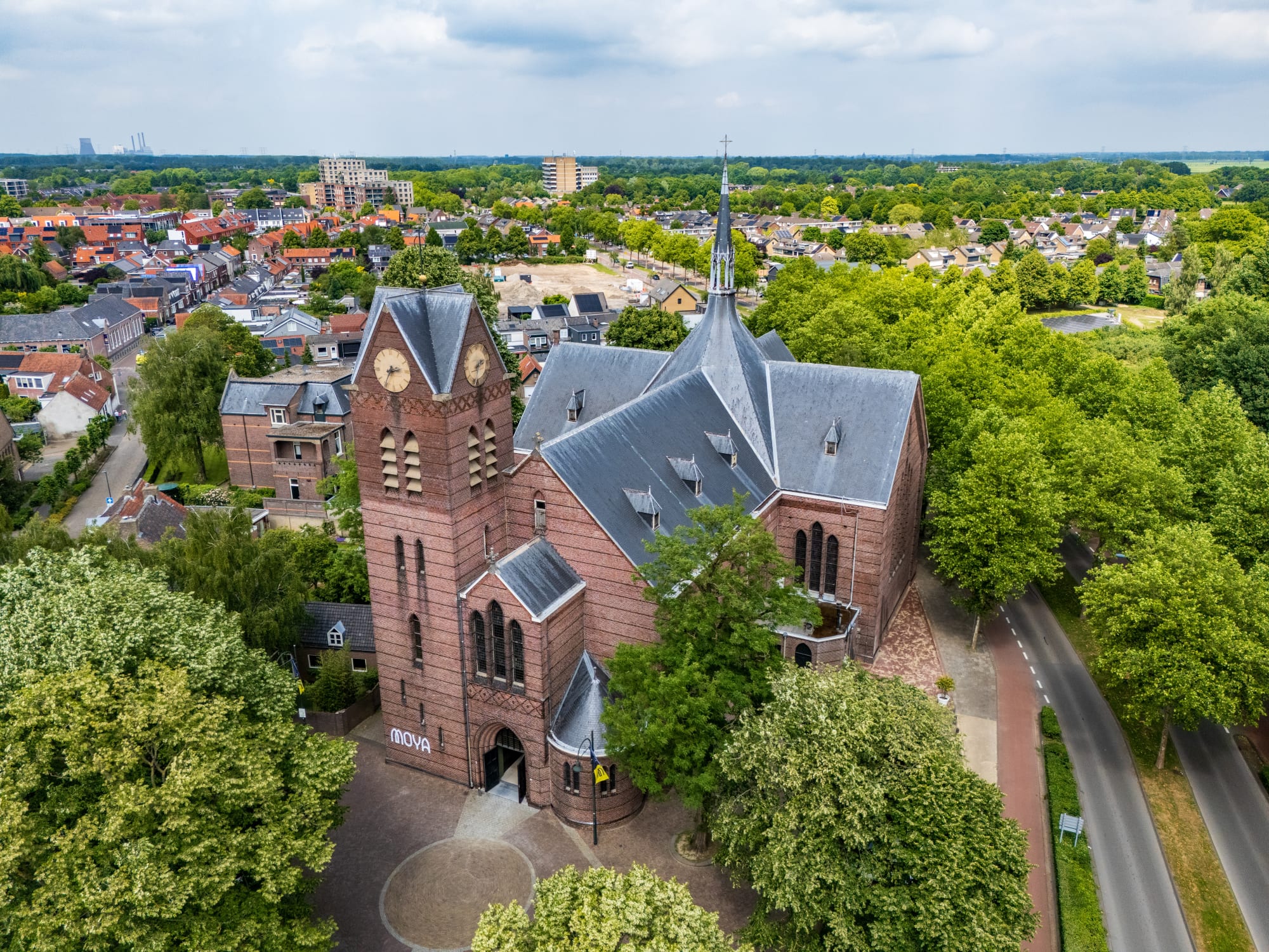 Hedendaagse kunst in de neogotische kerk