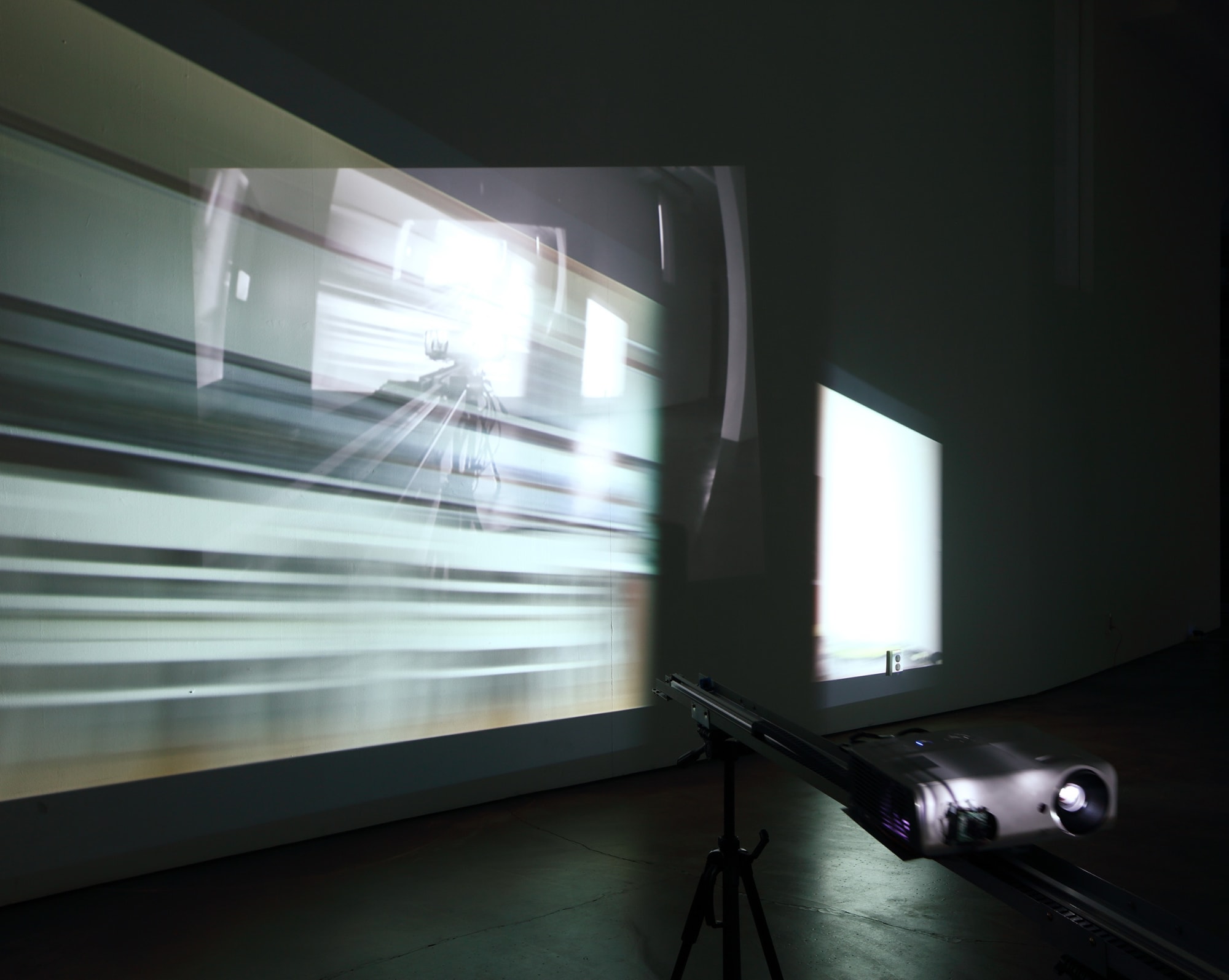 Gaze 응시 (2014) 2 비디오프로젝터, 2 모터와 레일장치, 2 비디오카메라 회전하는 프로젝터를 이용한 전시설치 장면