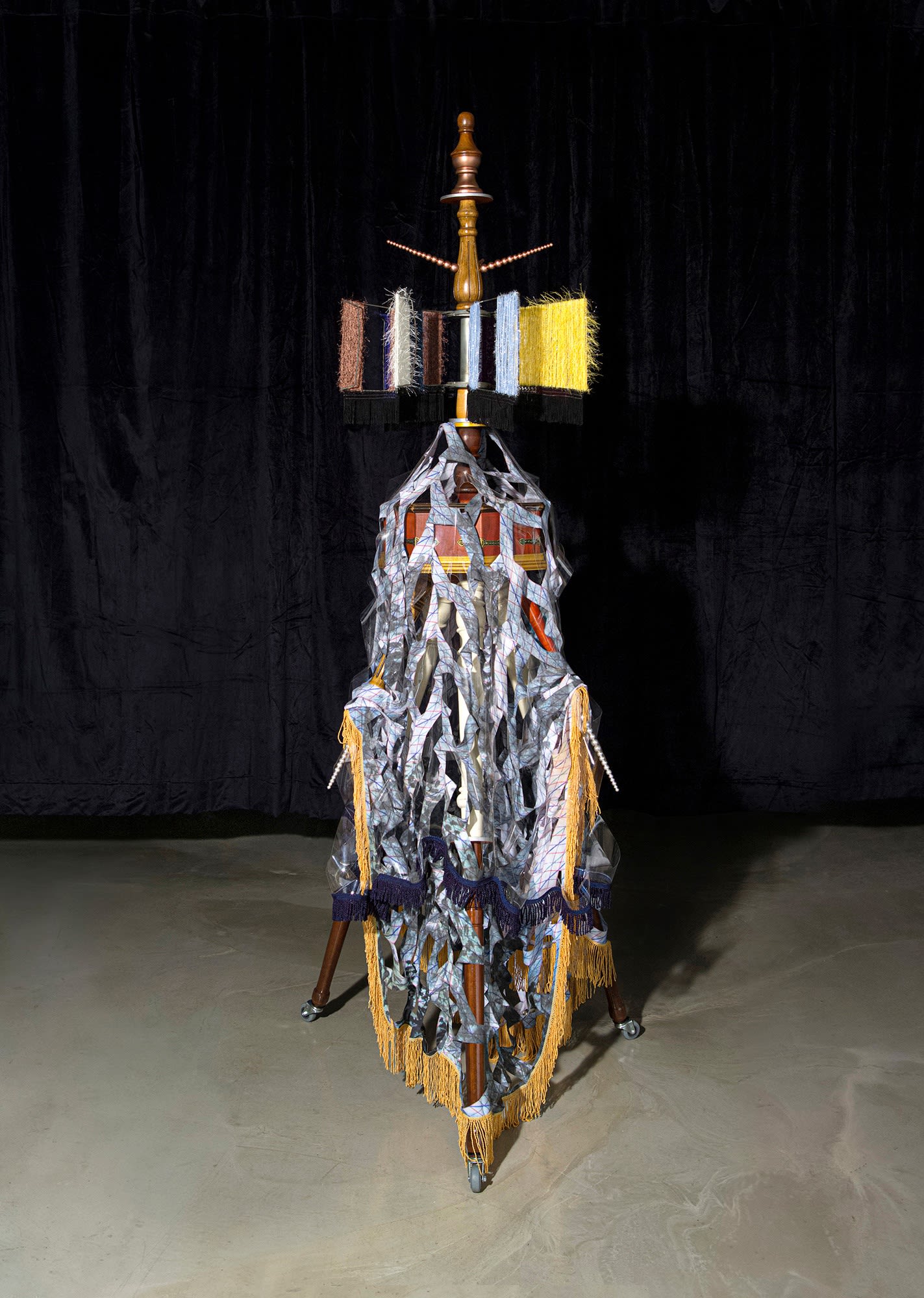 Skin_Layer, 2022, 수집된 오브제, 나무, 구슬, 천에 피그먼트 프린트, 실, 레이스,, 바퀴, 종, 90 x 90 x 226(H)cm